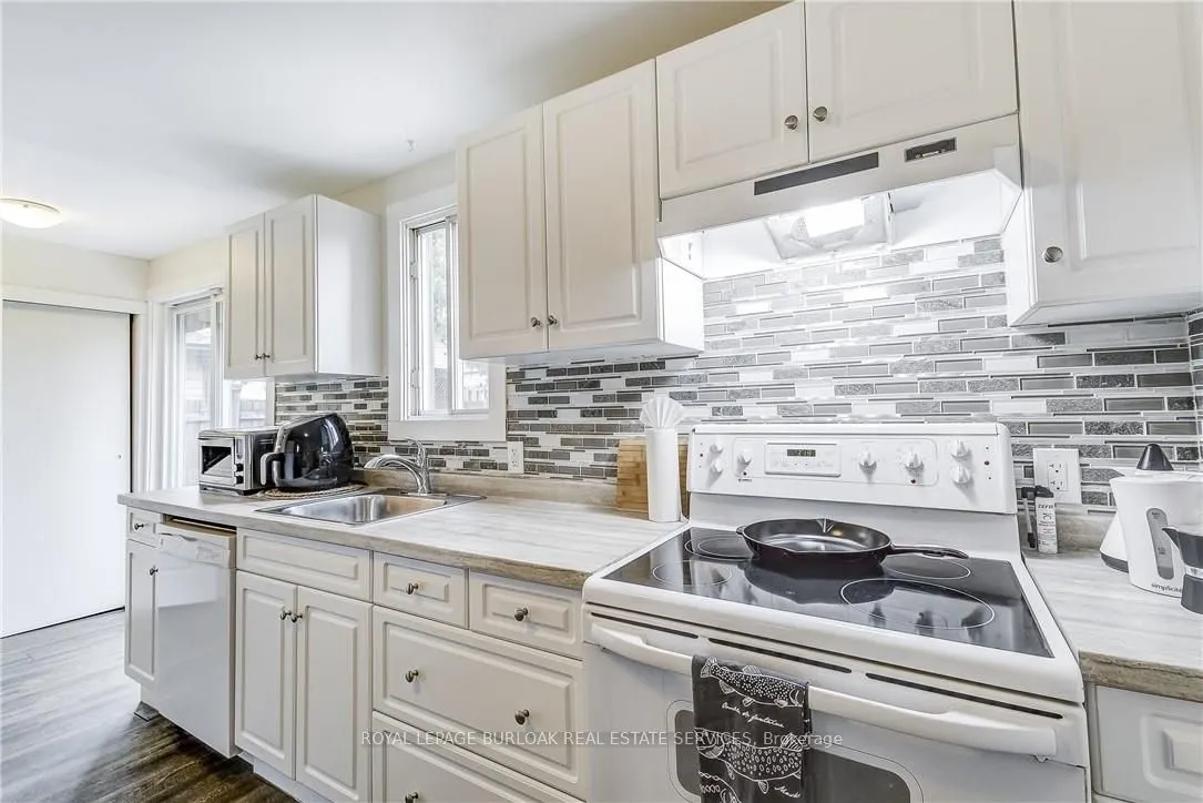 185 Simcoe Street E