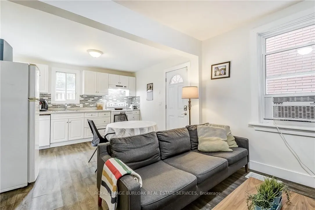 185 Simcoe Street E