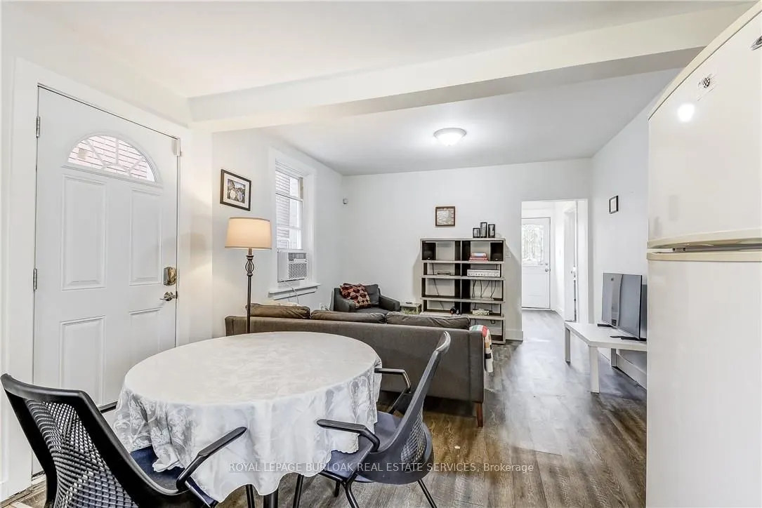 185 Simcoe Street E