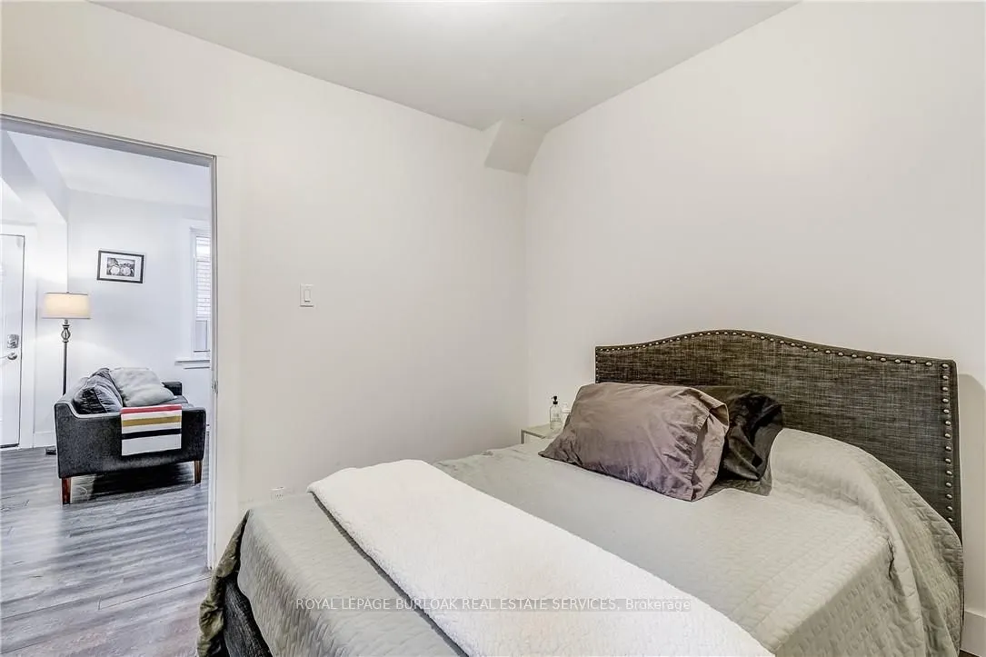 185 Simcoe Street E