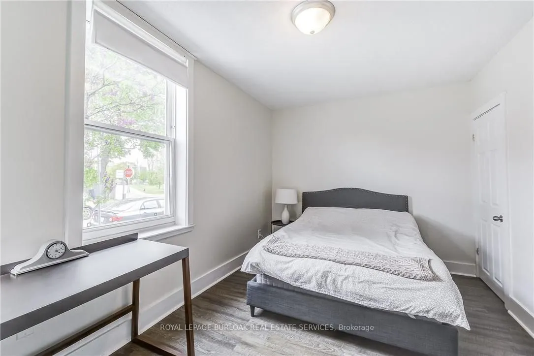185 Simcoe Street E