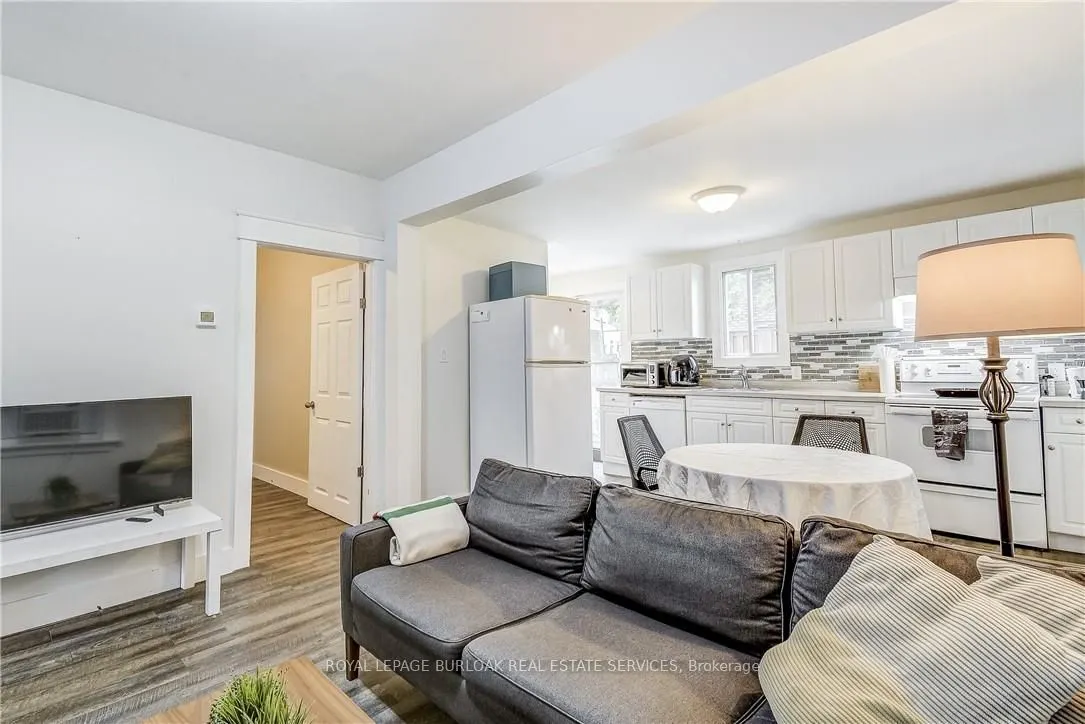 185 Simcoe Street E