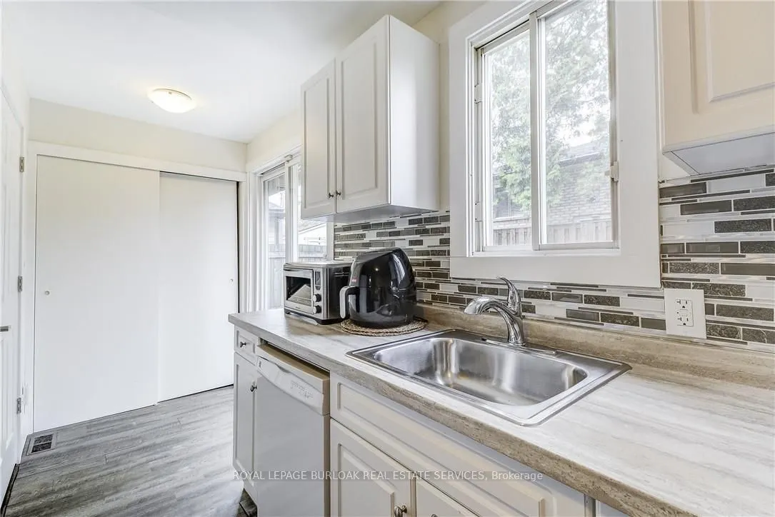 185 Simcoe Street E