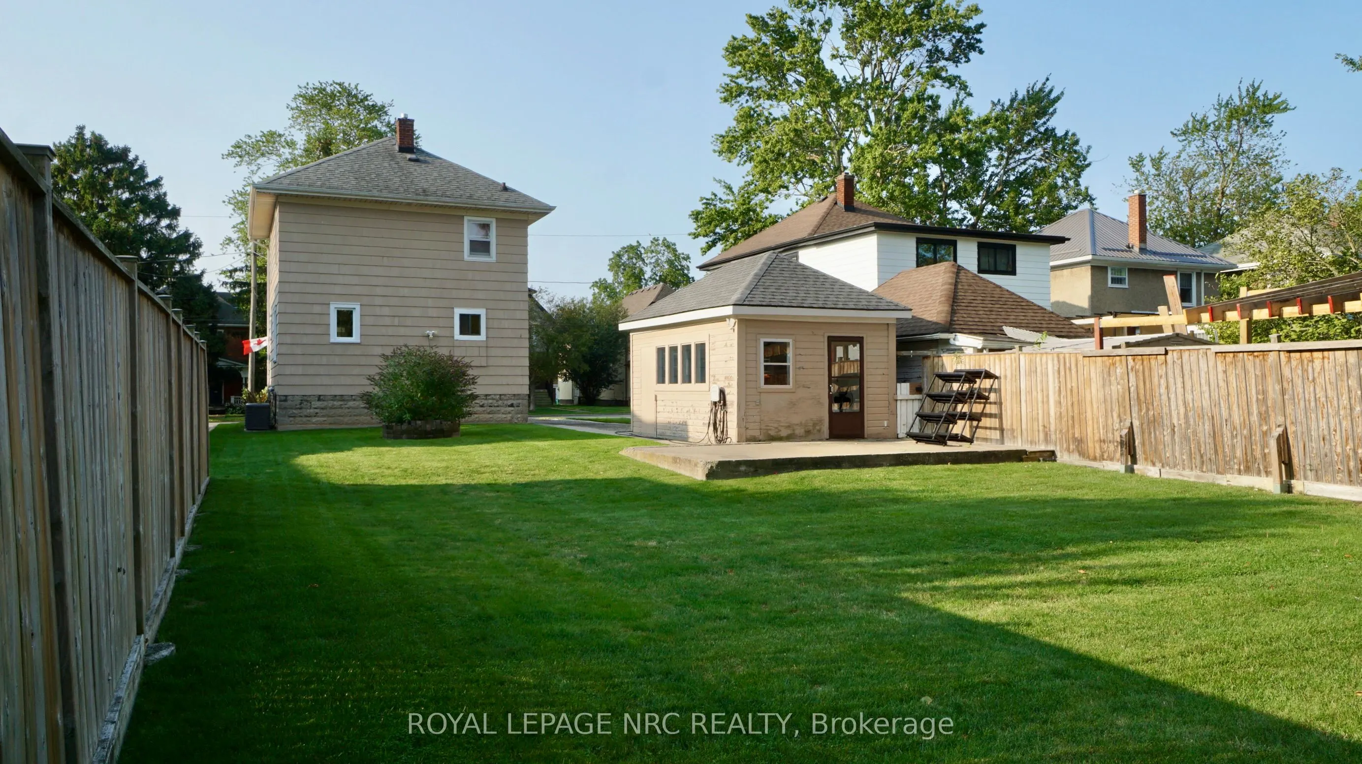235 Clarence Street W
