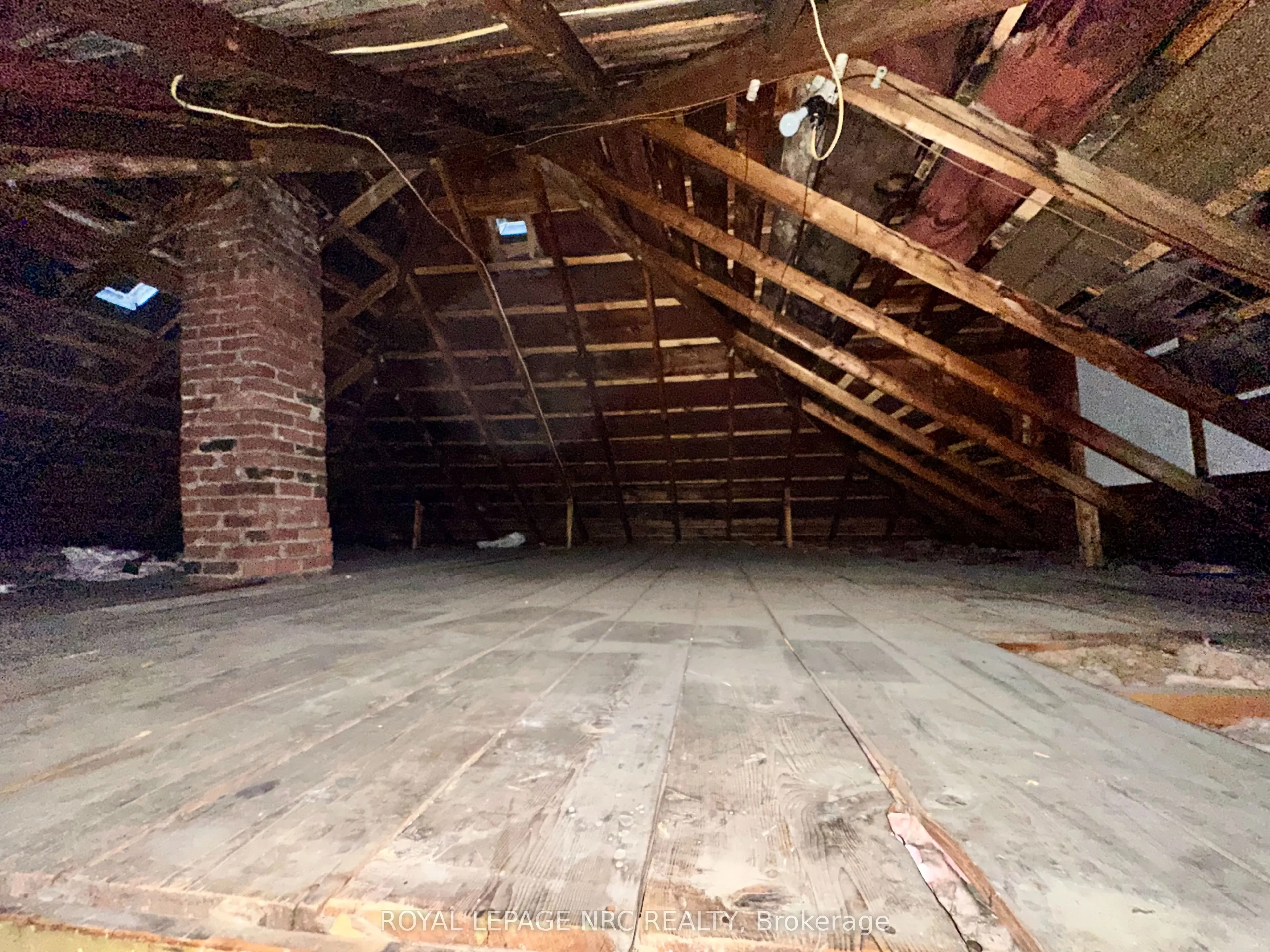 235 Clarence Street W
