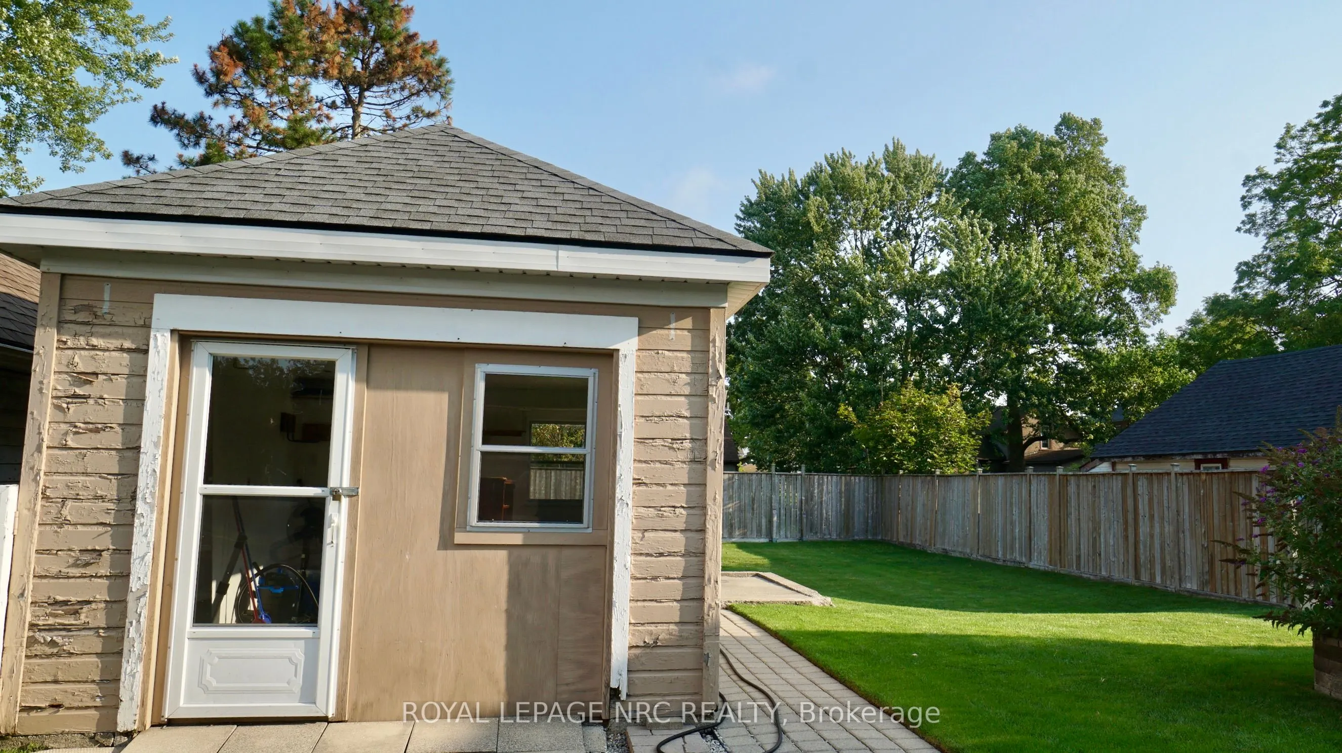 235 Clarence Street W