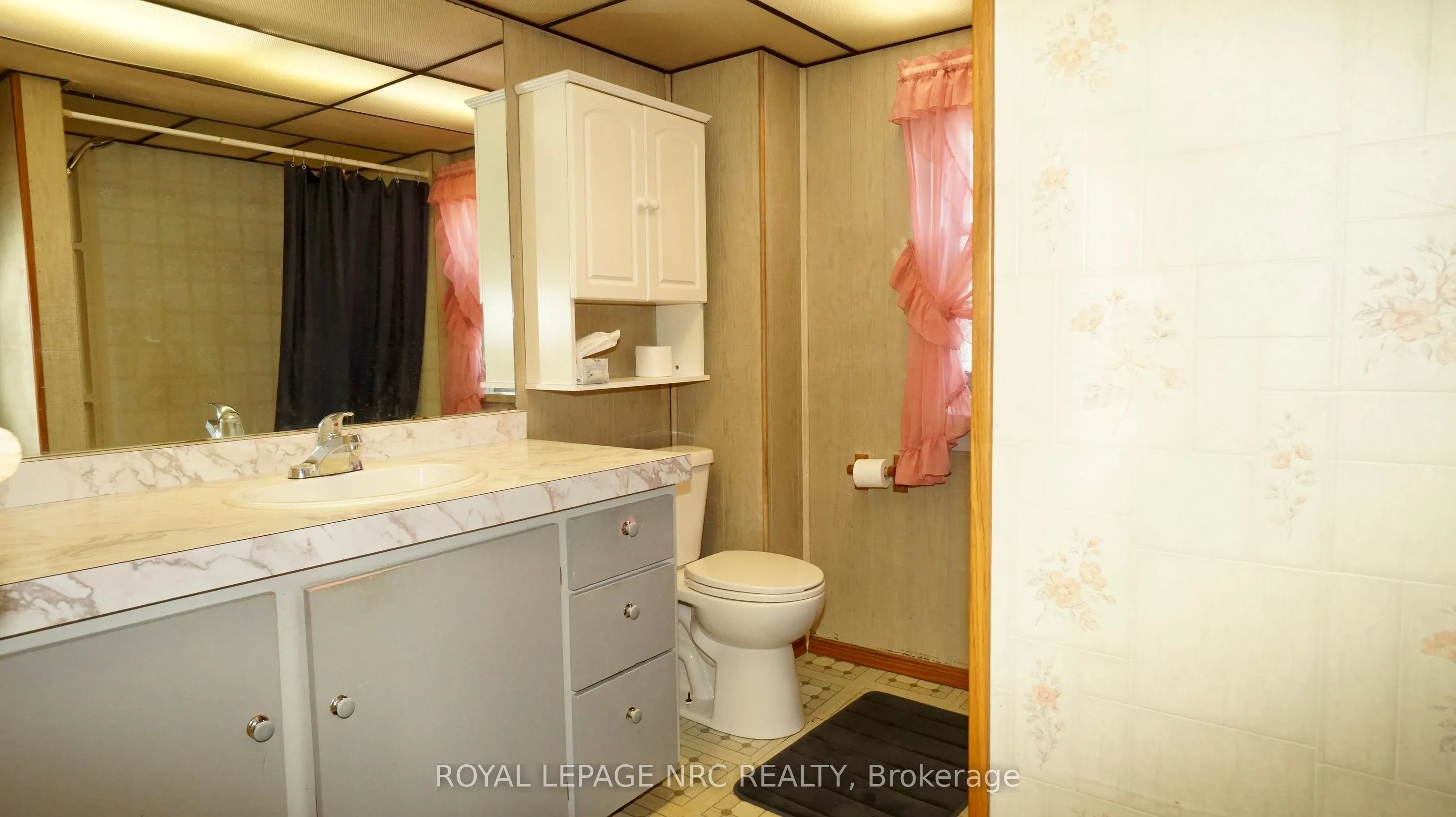 235 Clarence Street W