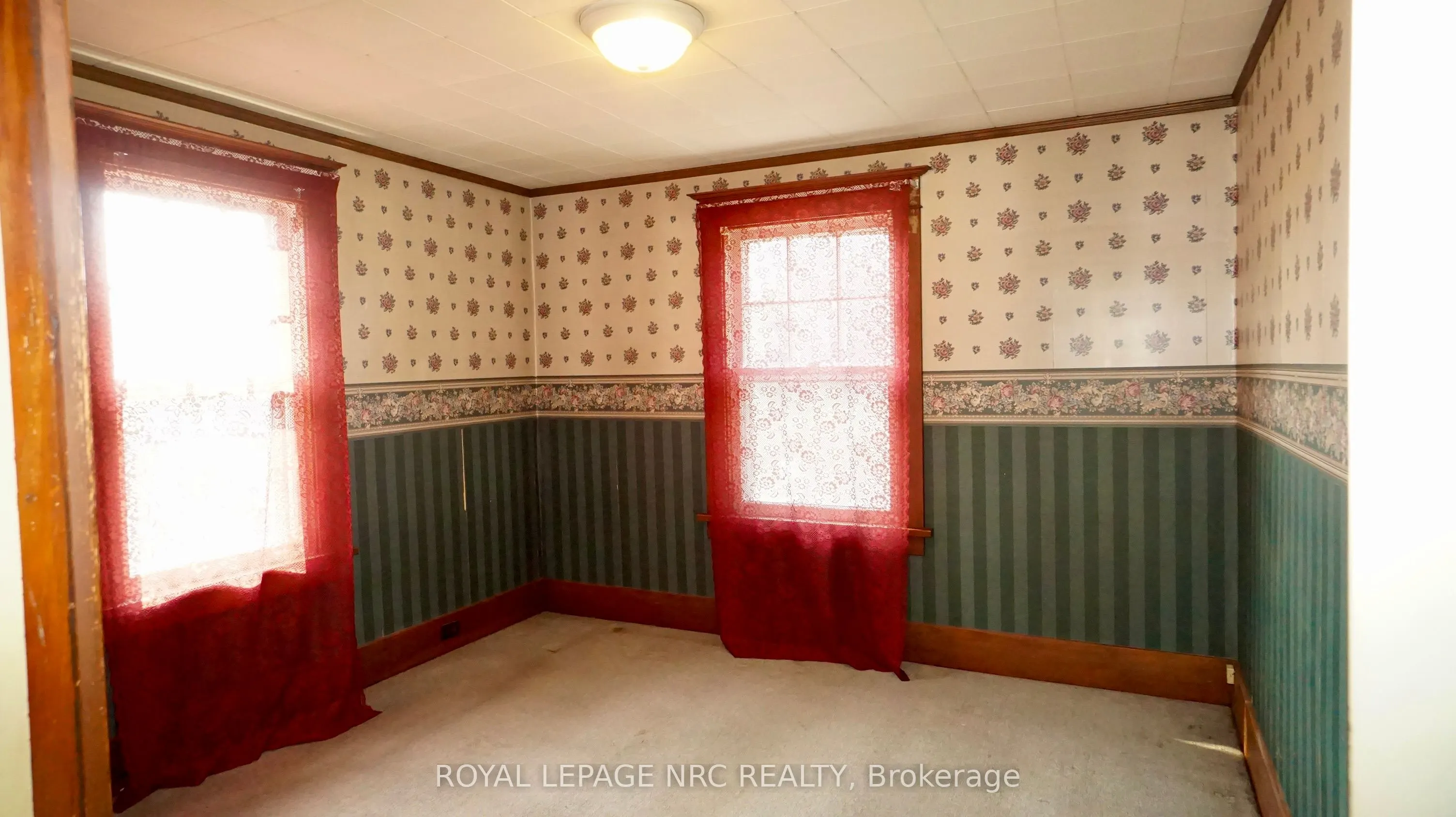 235 Clarence Street W