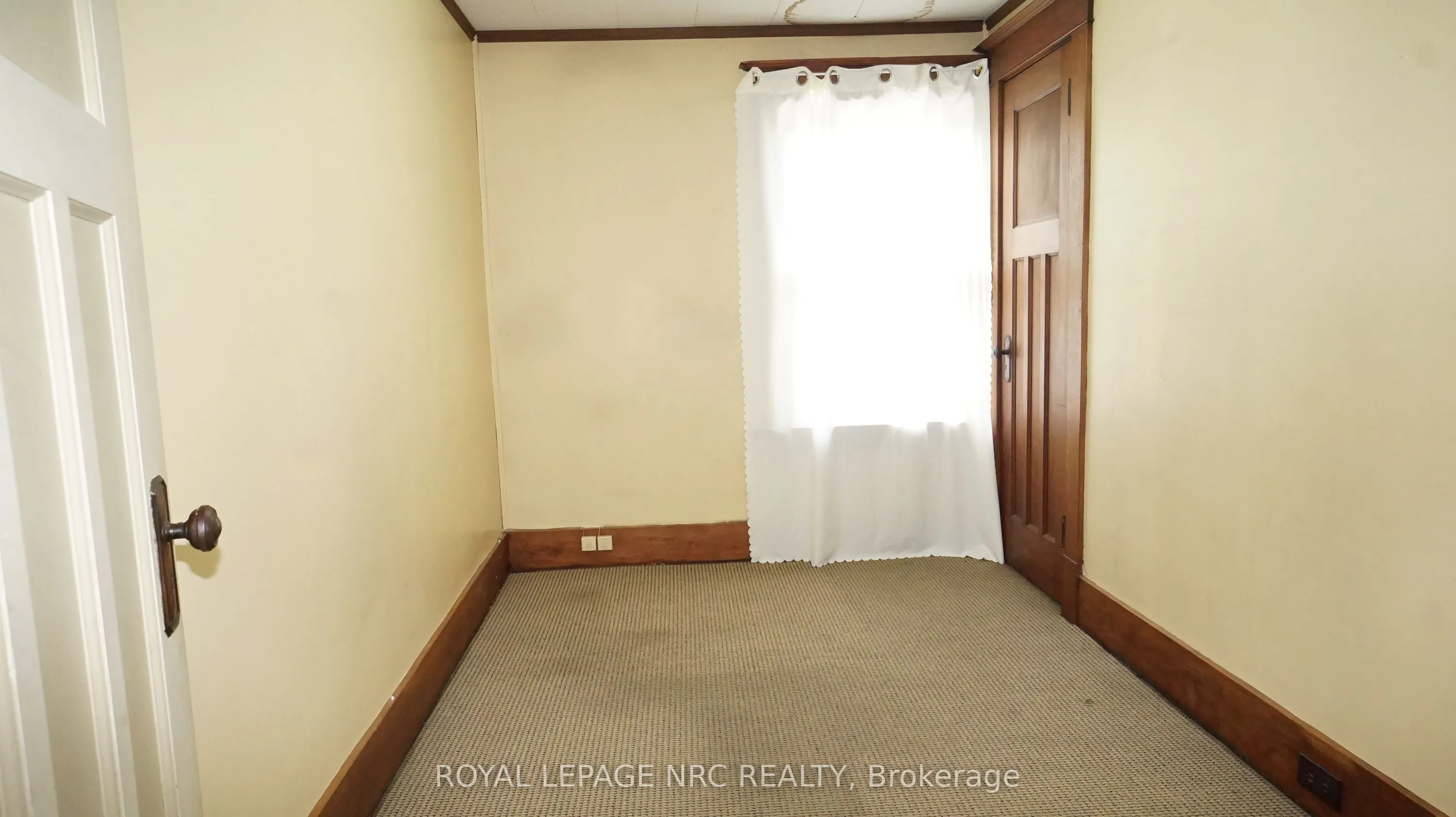 235 Clarence Street W