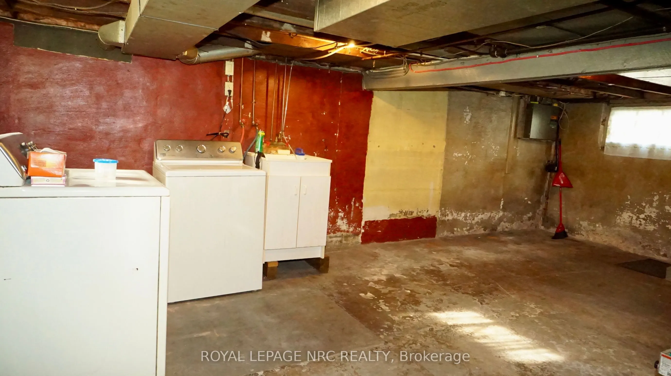 235 Clarence Street W