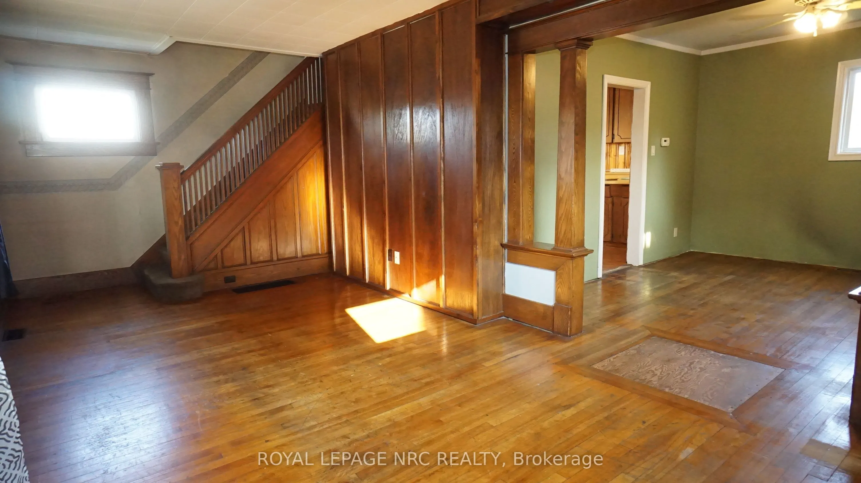 235 Clarence Street W