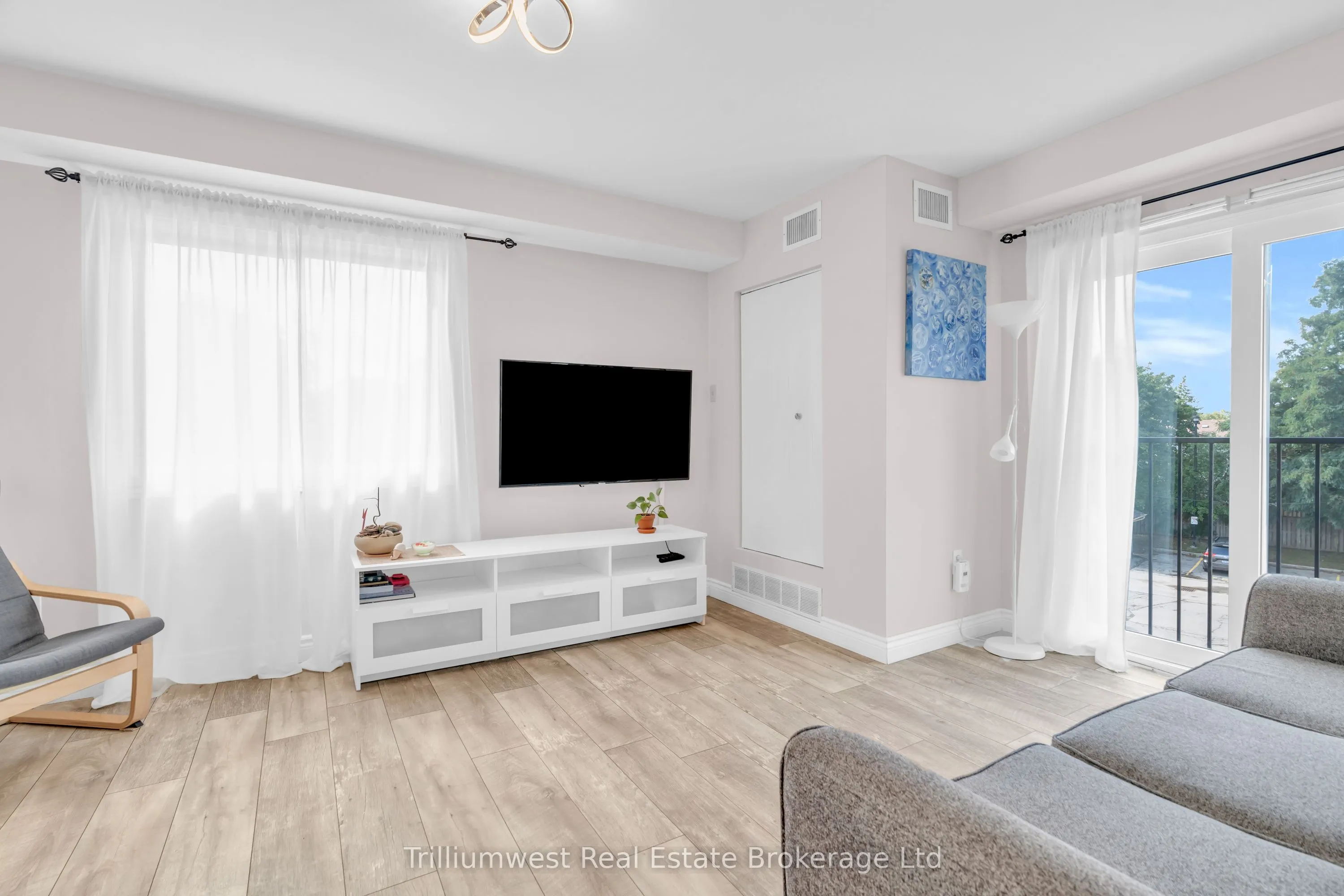458 Janefield Avenue, #219
