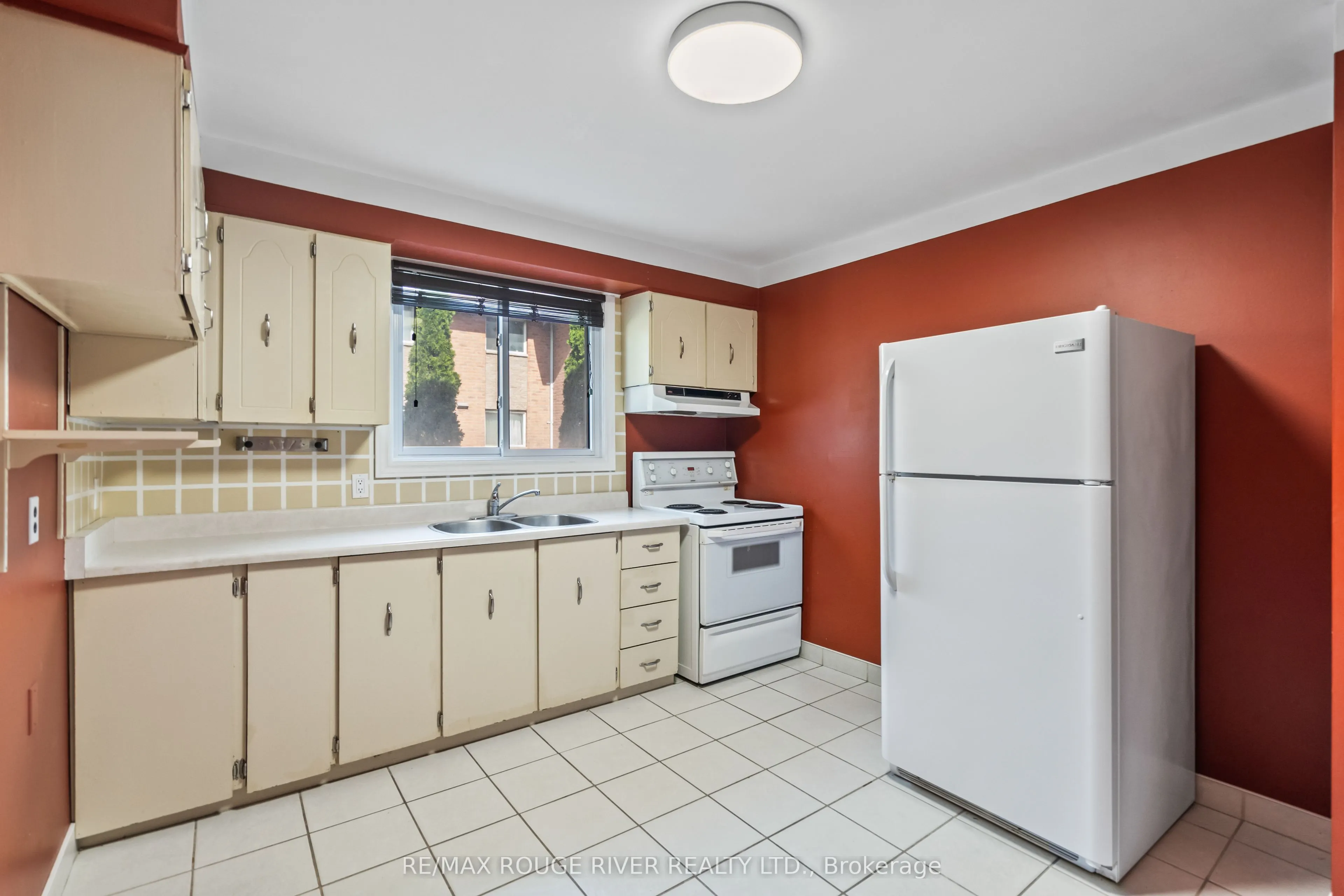 494 Elgin Street W, #3
