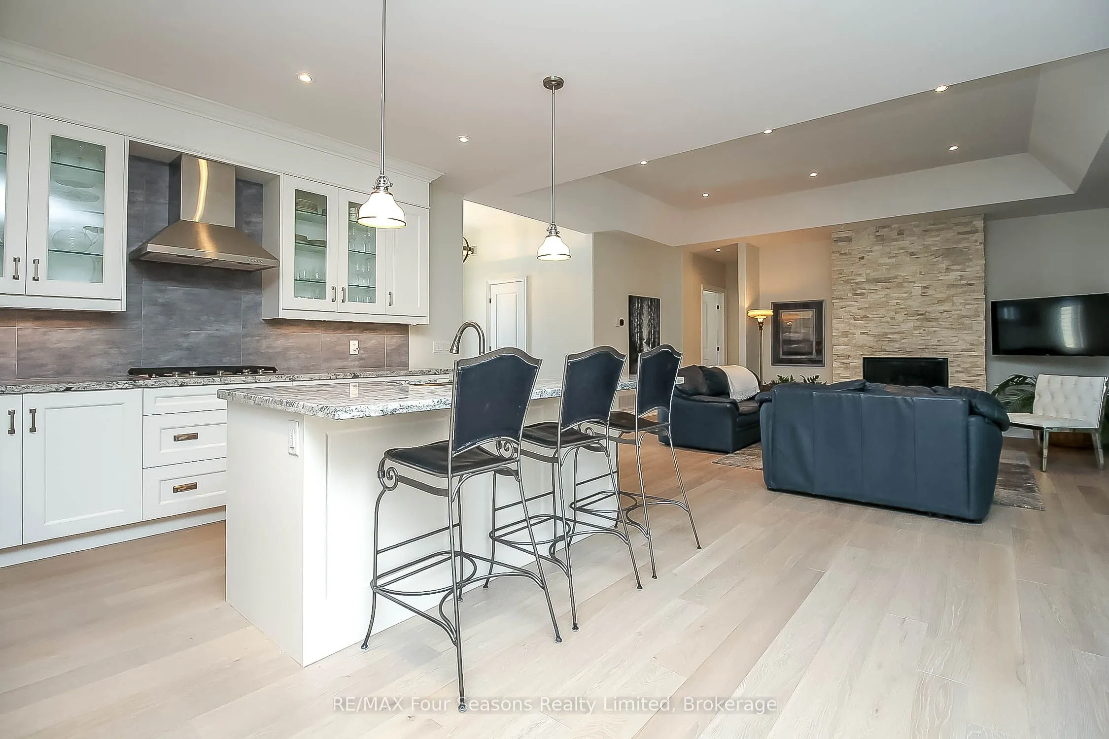 120 SCHOOLHOUSE Court
