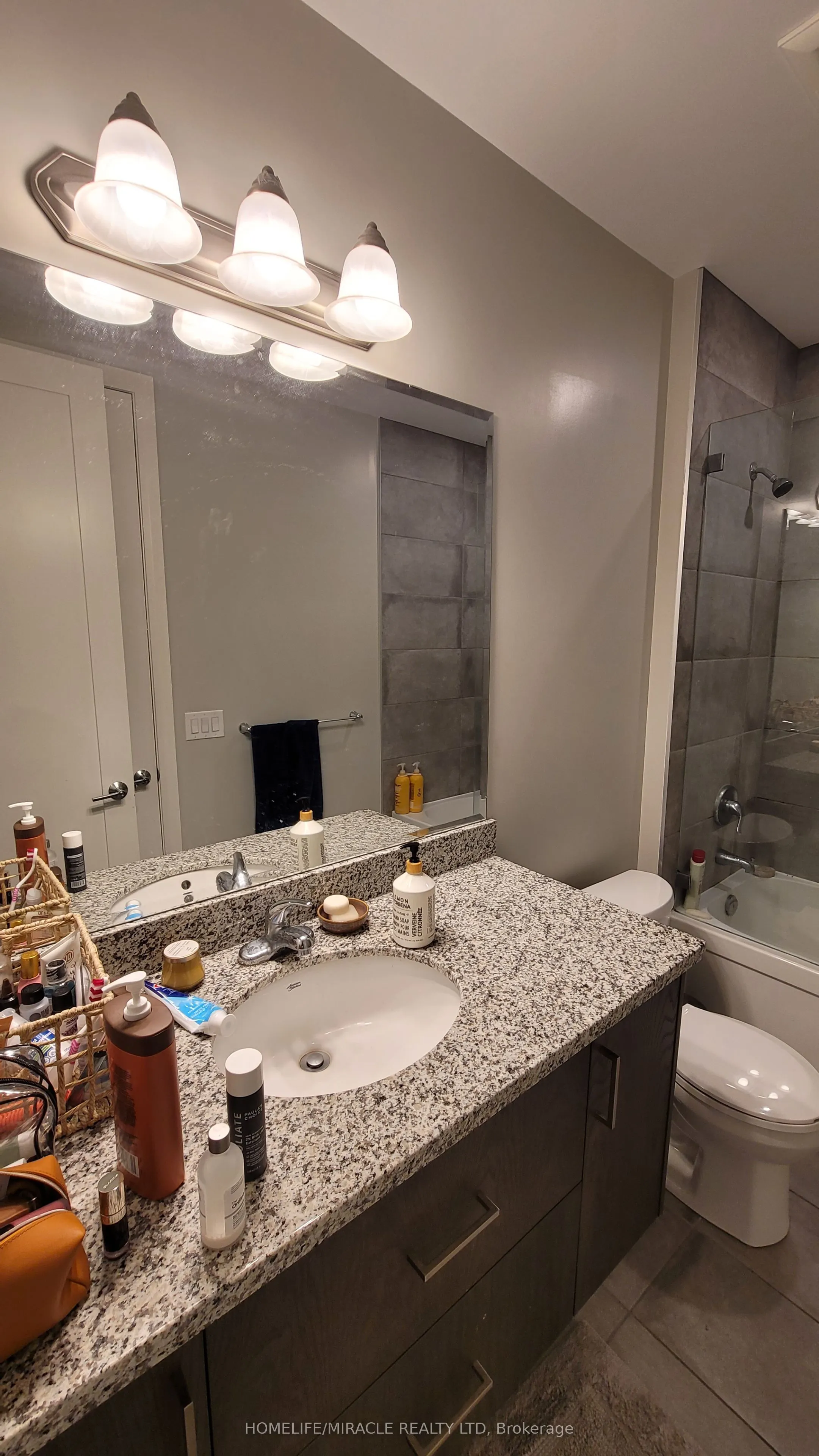 118 king Street E, #422