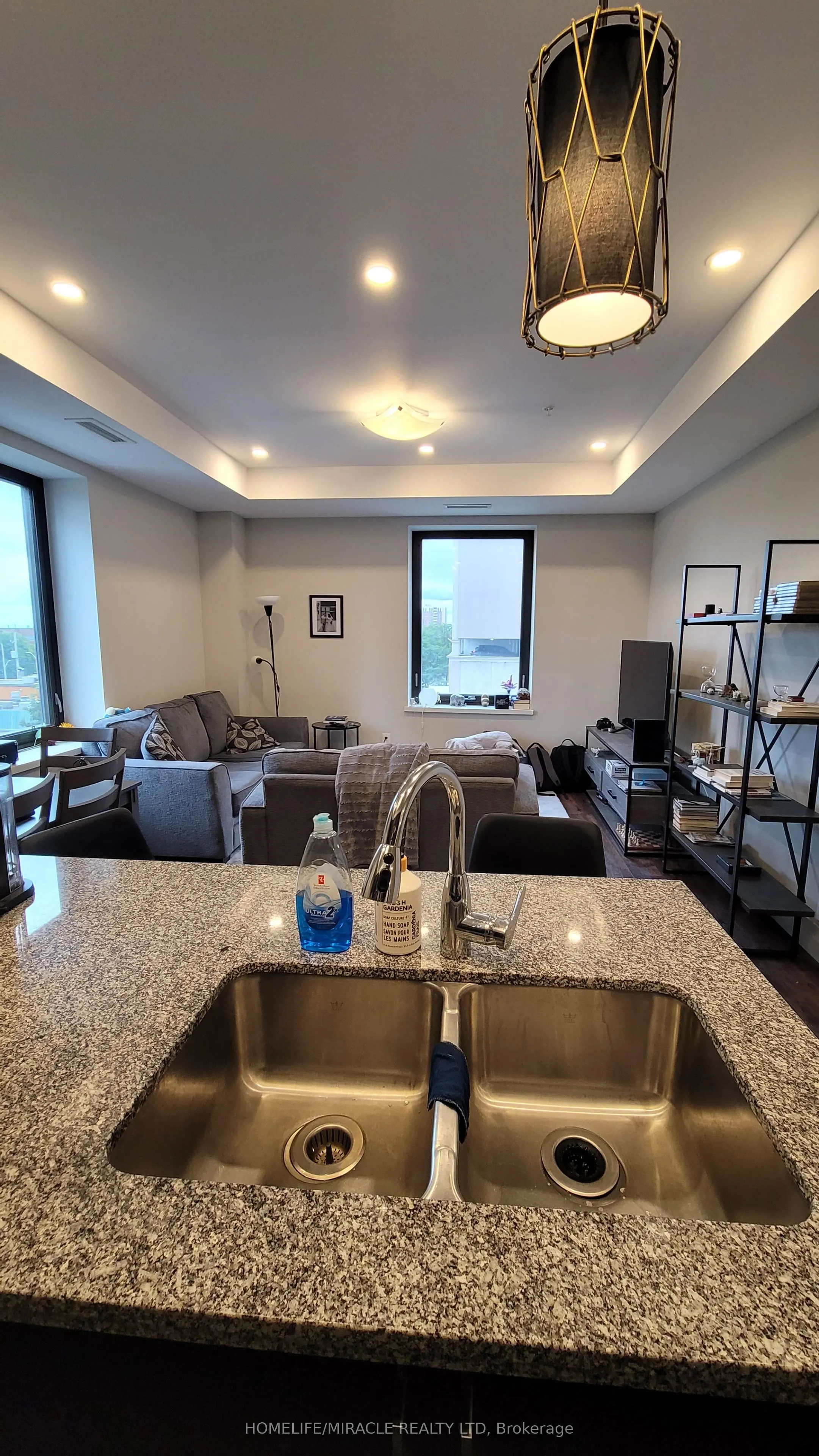 118 king Street E, #422