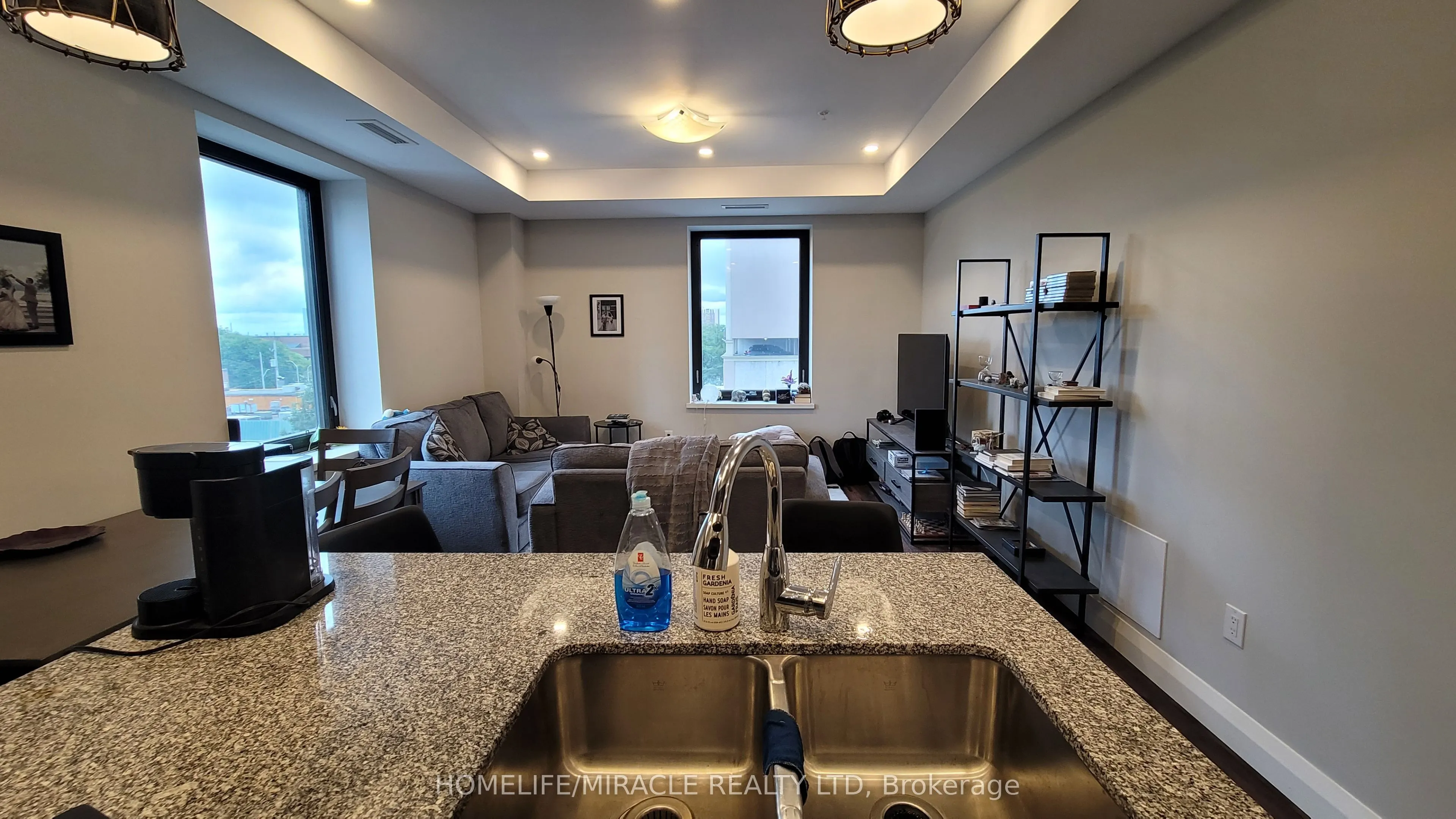 118 king Street E, #422