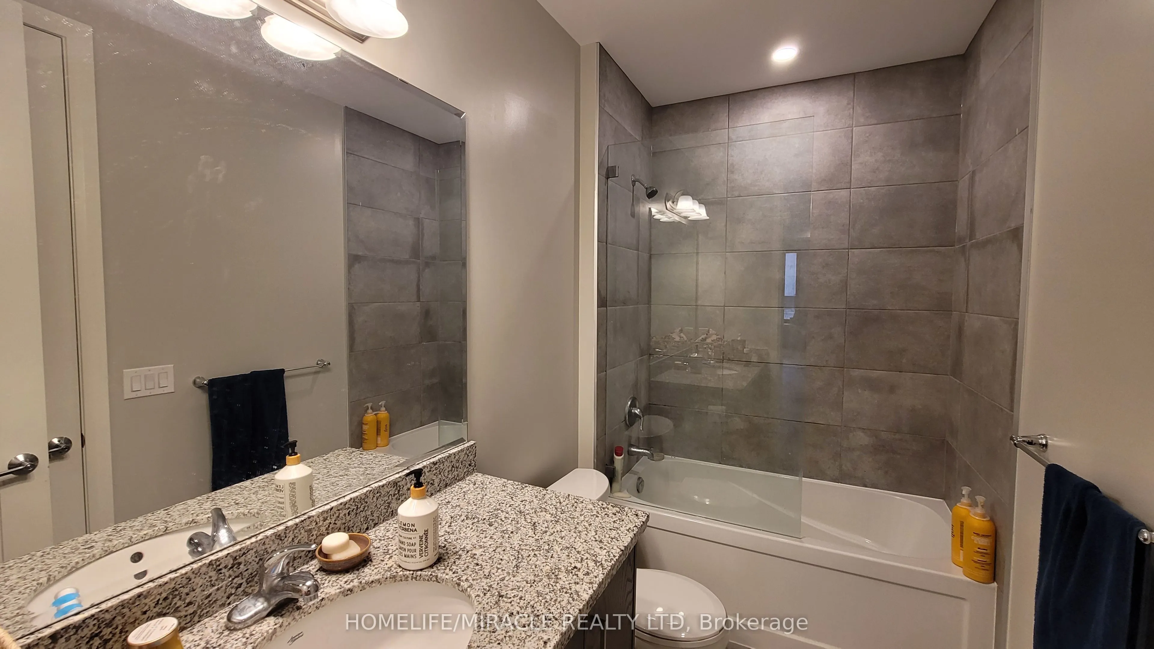 118 king Street E, #422