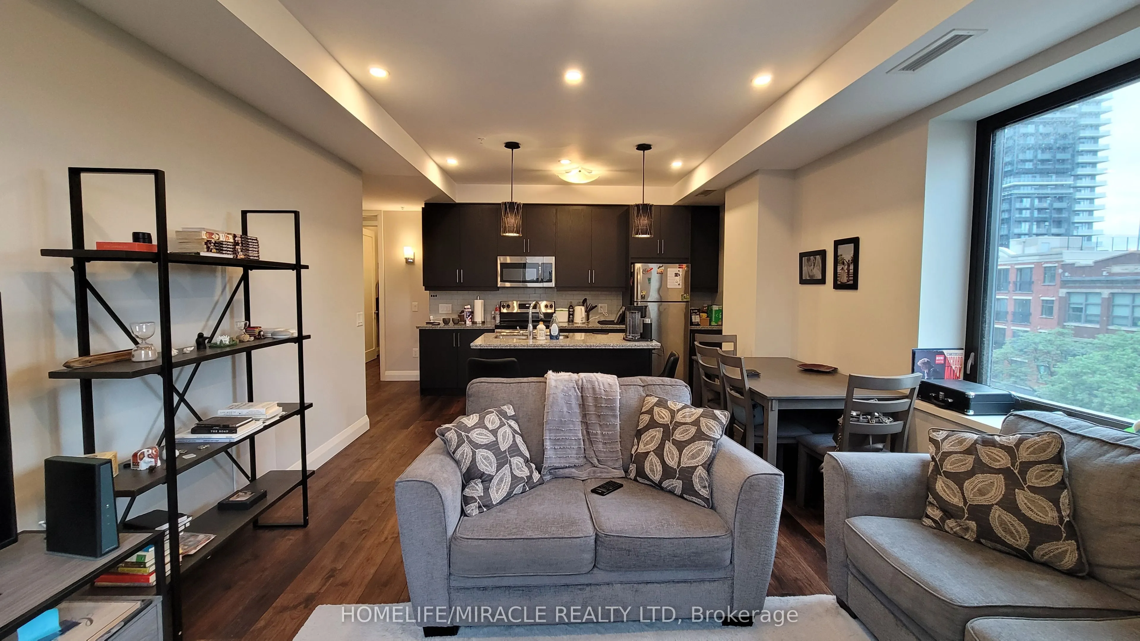 118 king Street E, #422