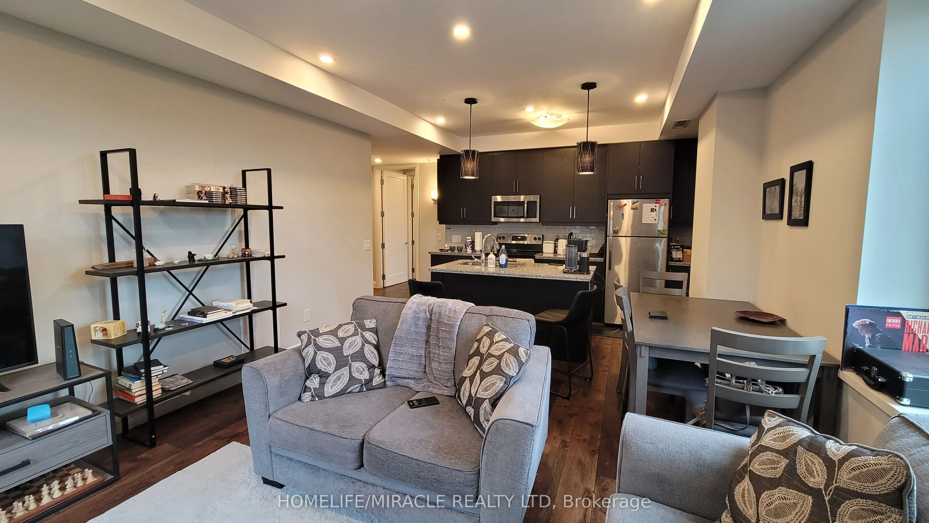 118 king Street E, #422