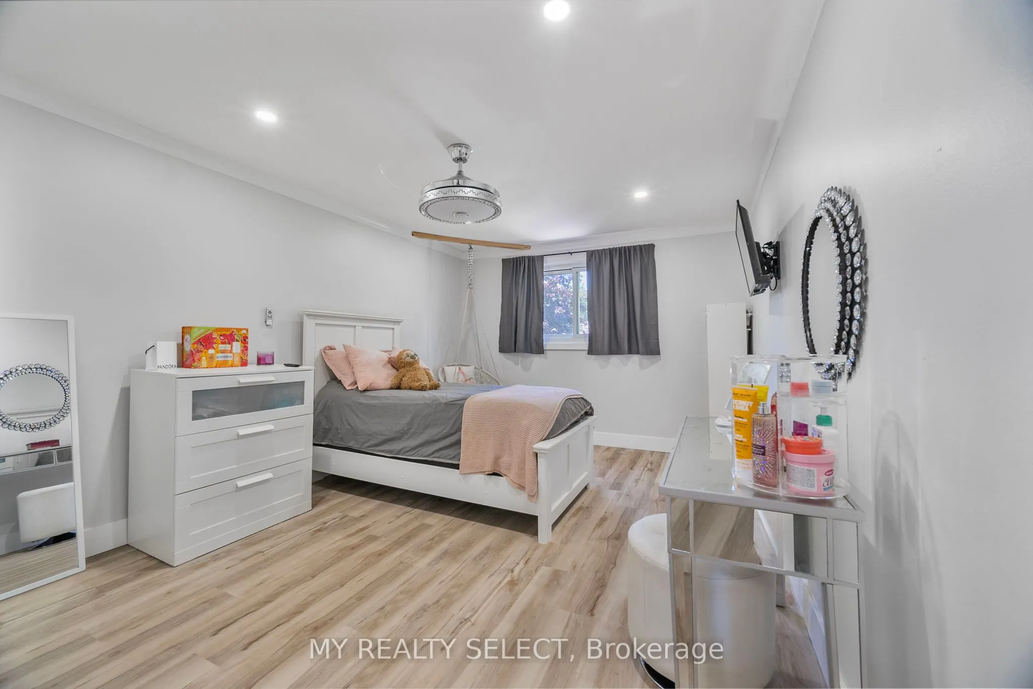 159 Sandringham Crescent, #16