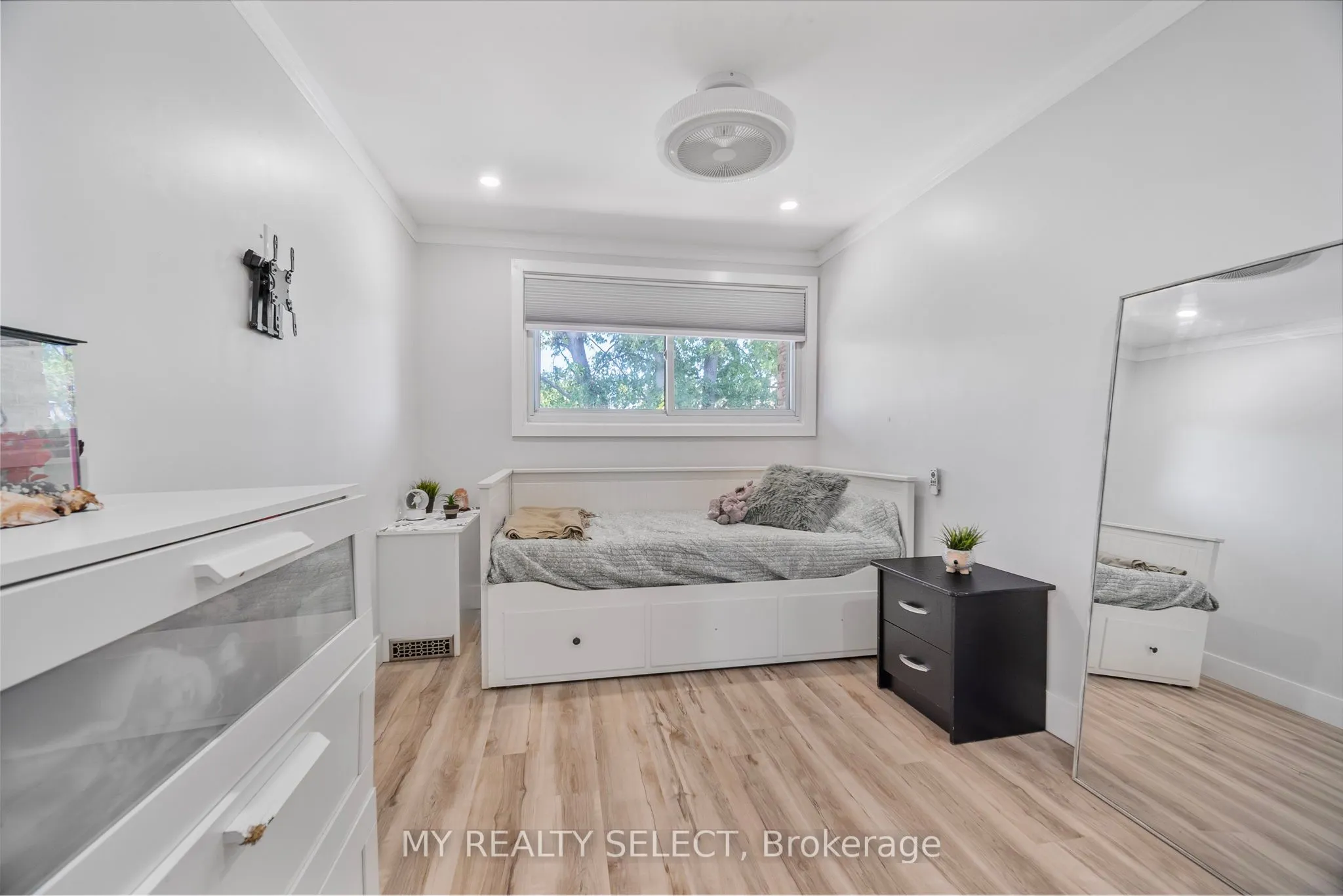 159 Sandringham Crescent, #16