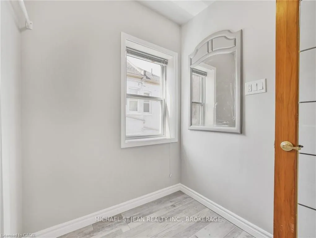 14 Victoria Avenue N