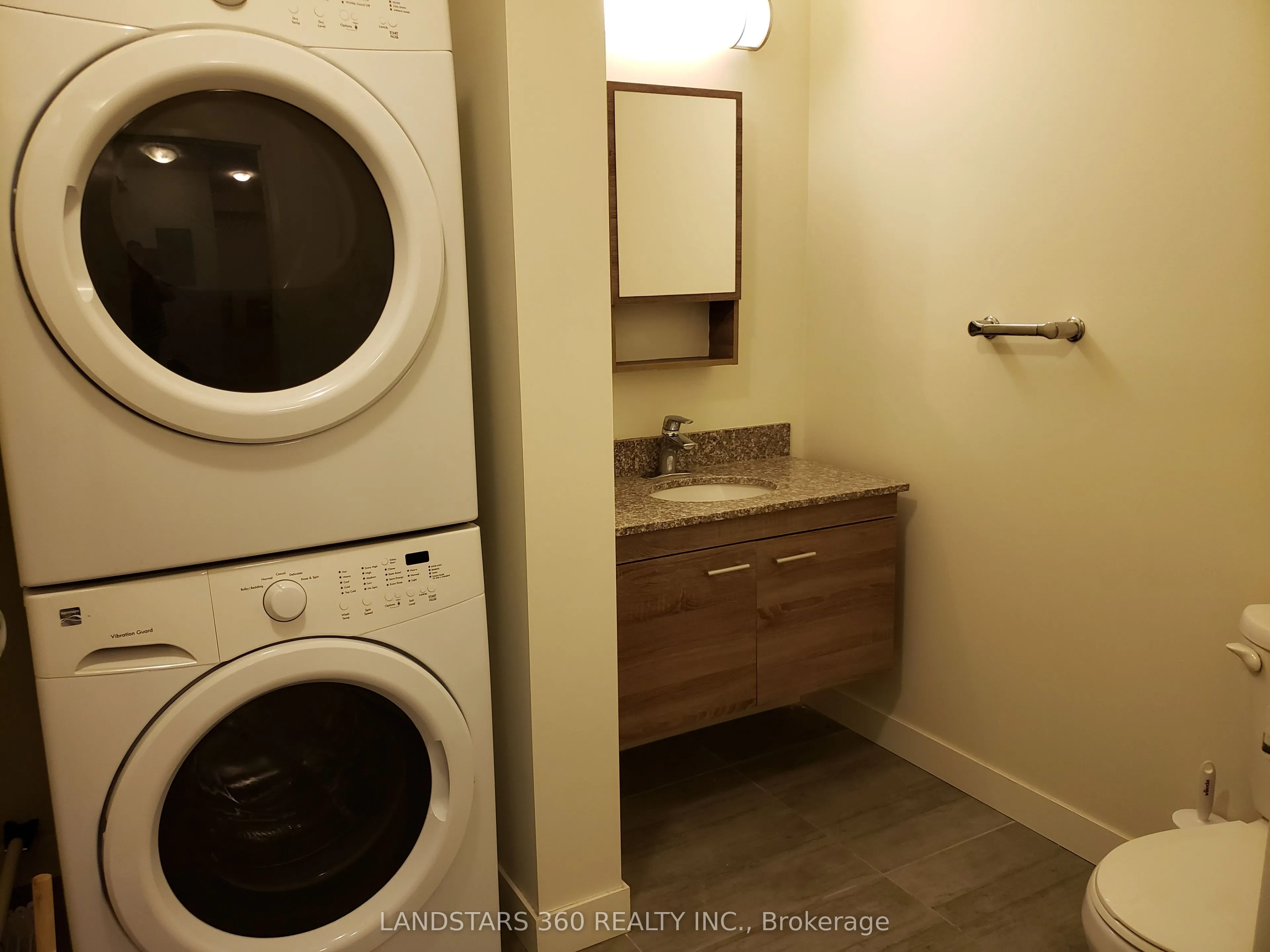 318 Spruce Street, #1006