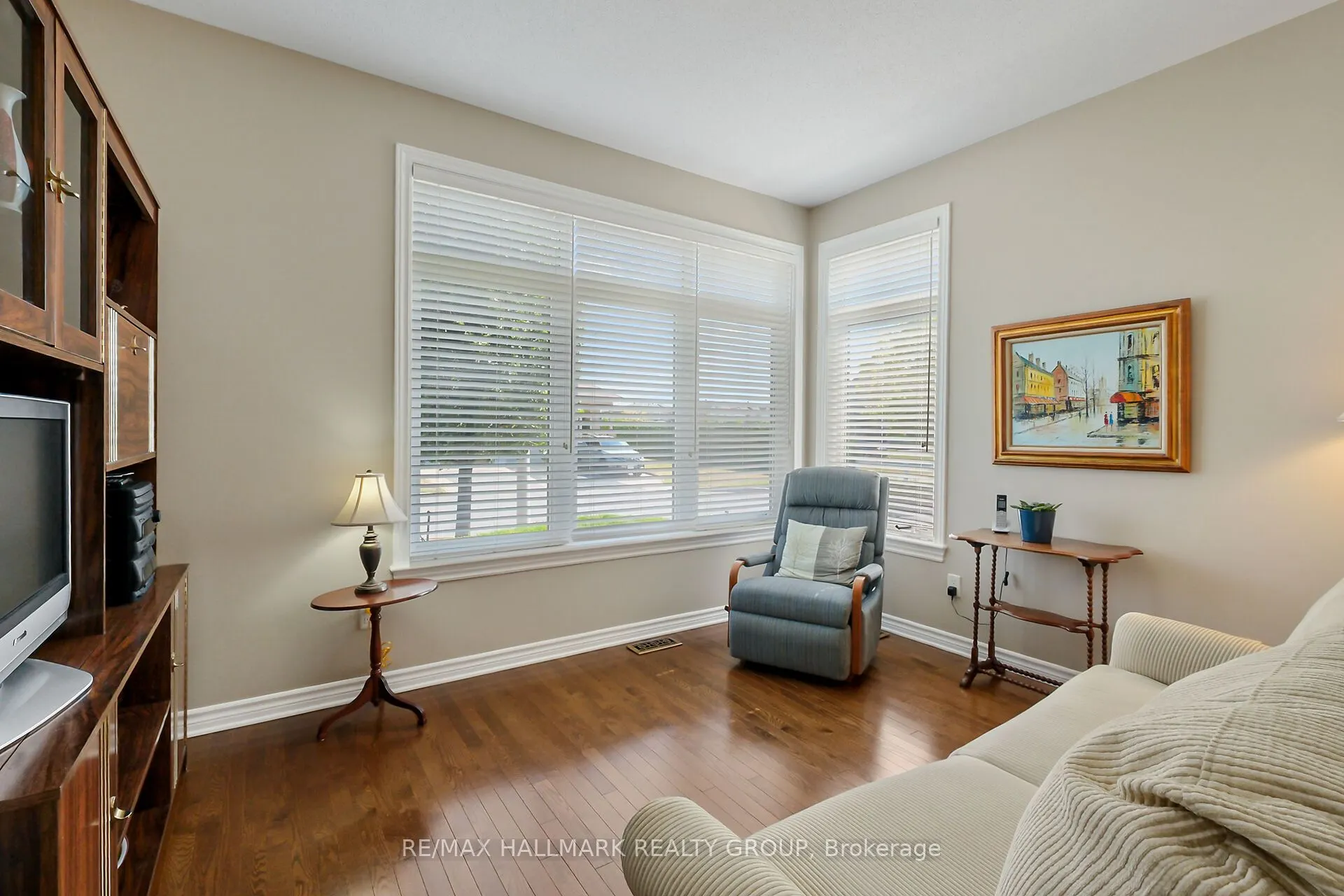 325 Farincourt Crescent