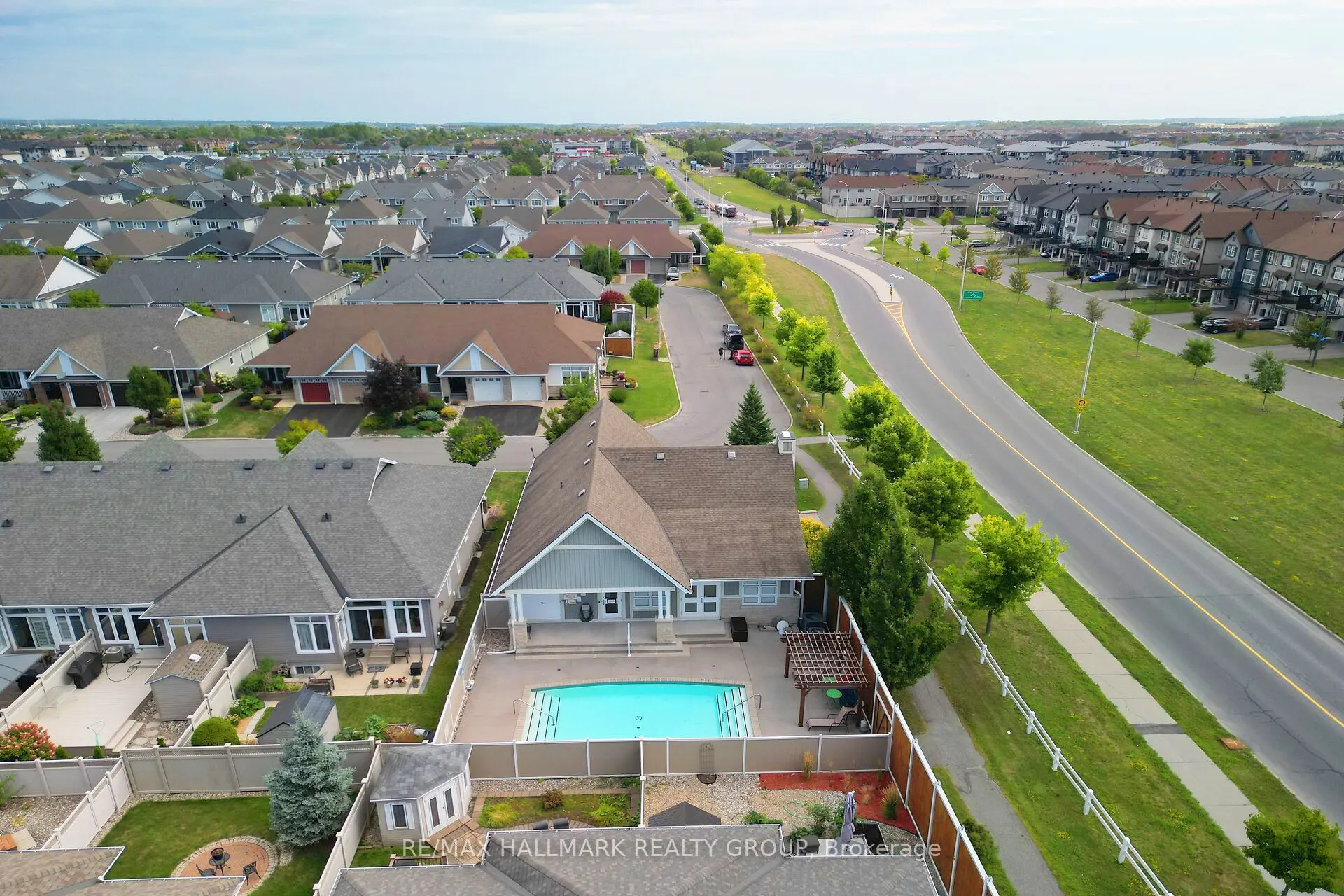 325 Farincourt Crescent