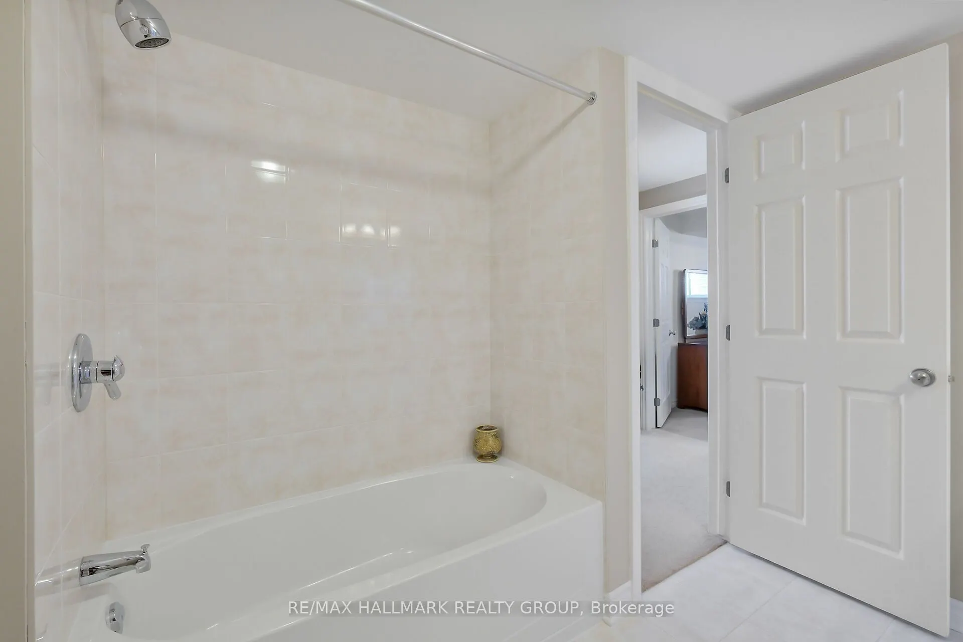 325 Farincourt Crescent