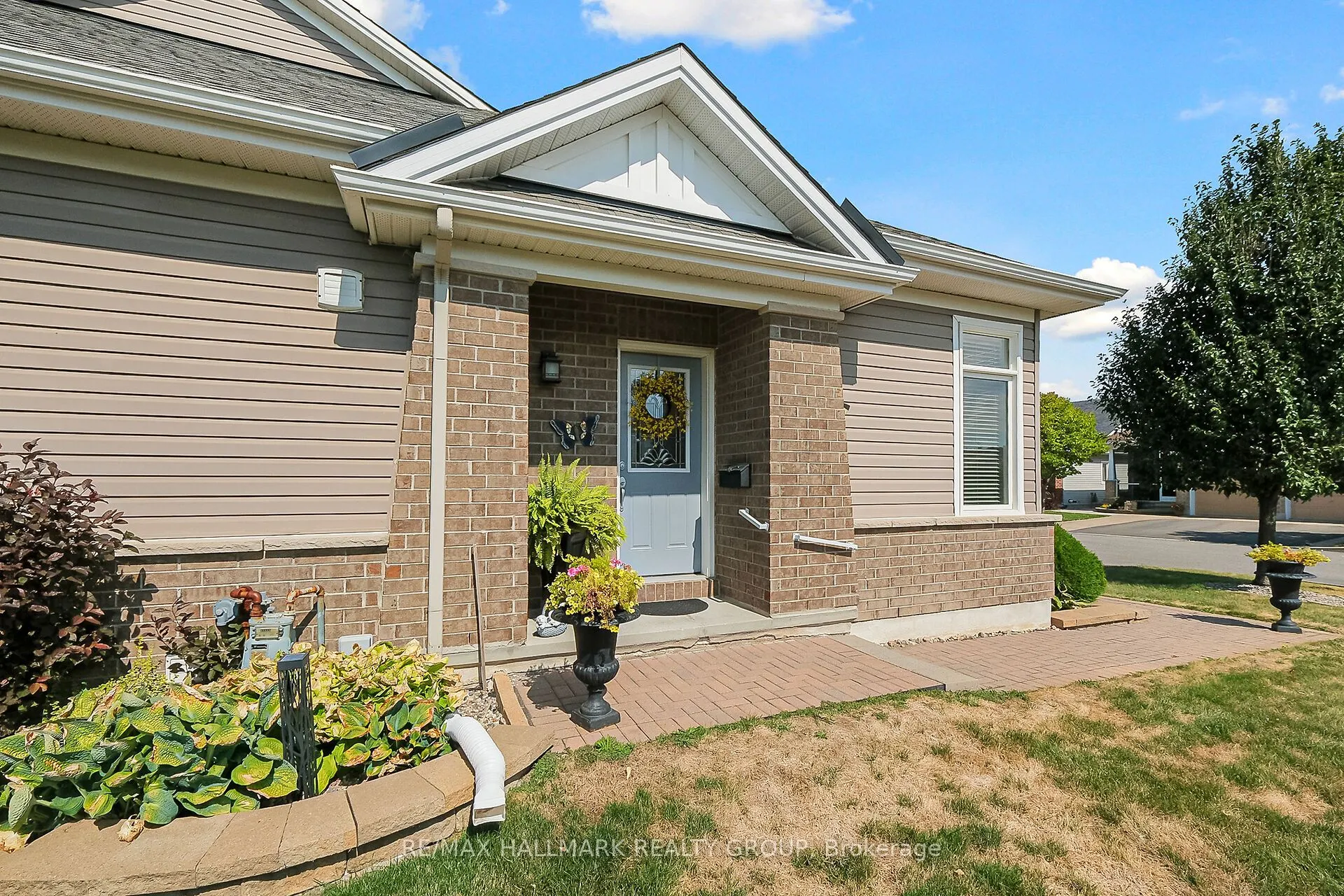 325 Farincourt Crescent