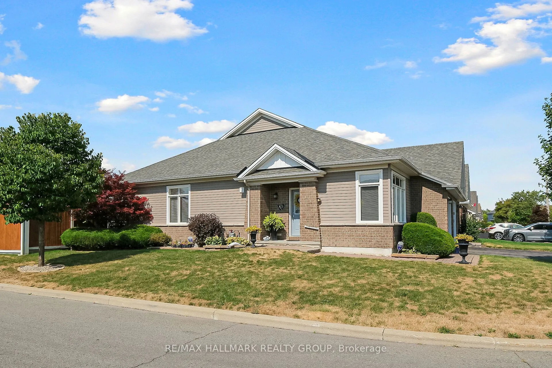 325 Farincourt Crescent