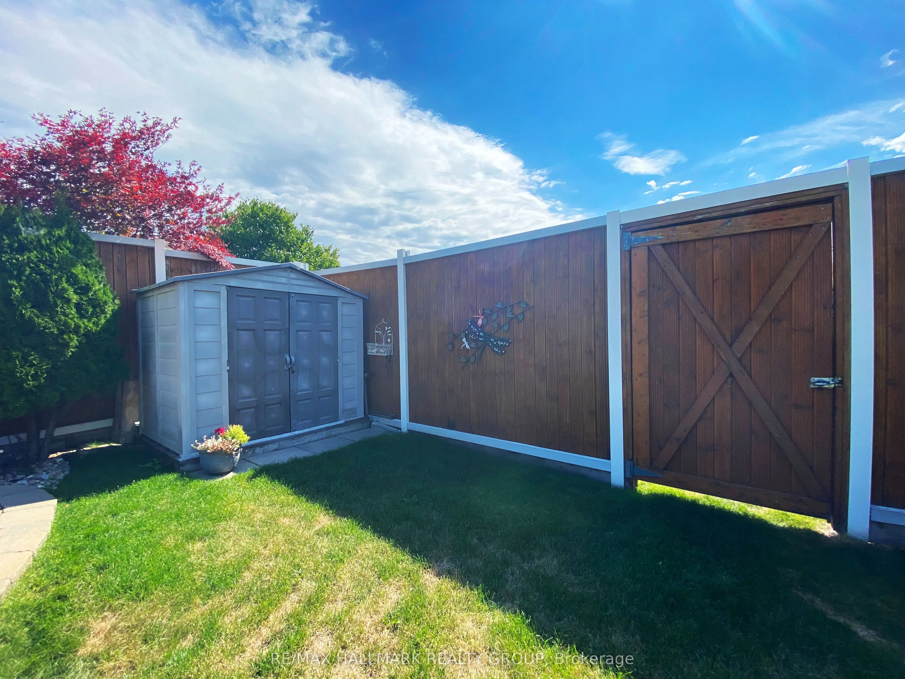 325 Farincourt Crescent