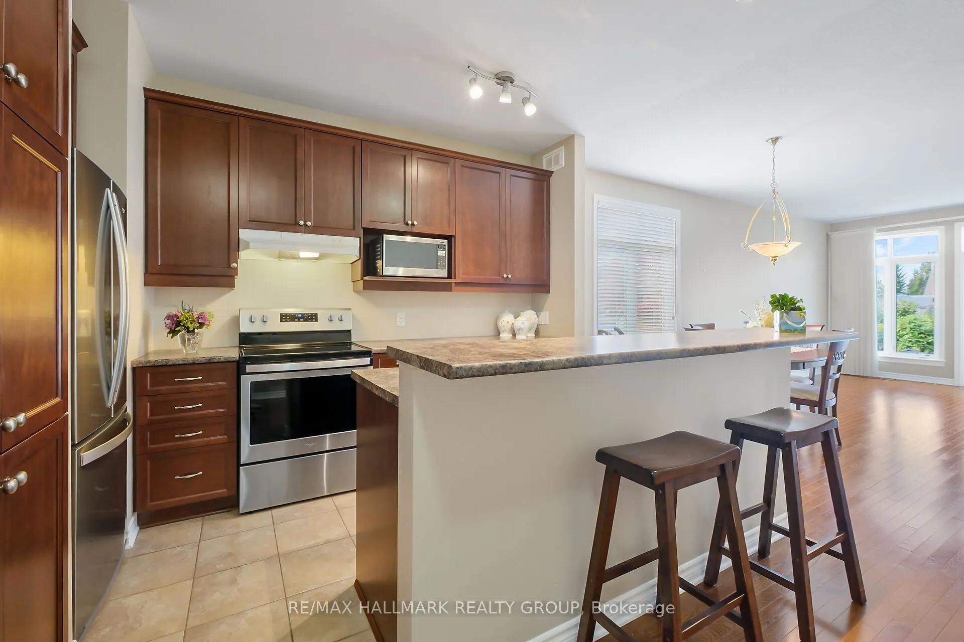 325 Farincourt Crescent