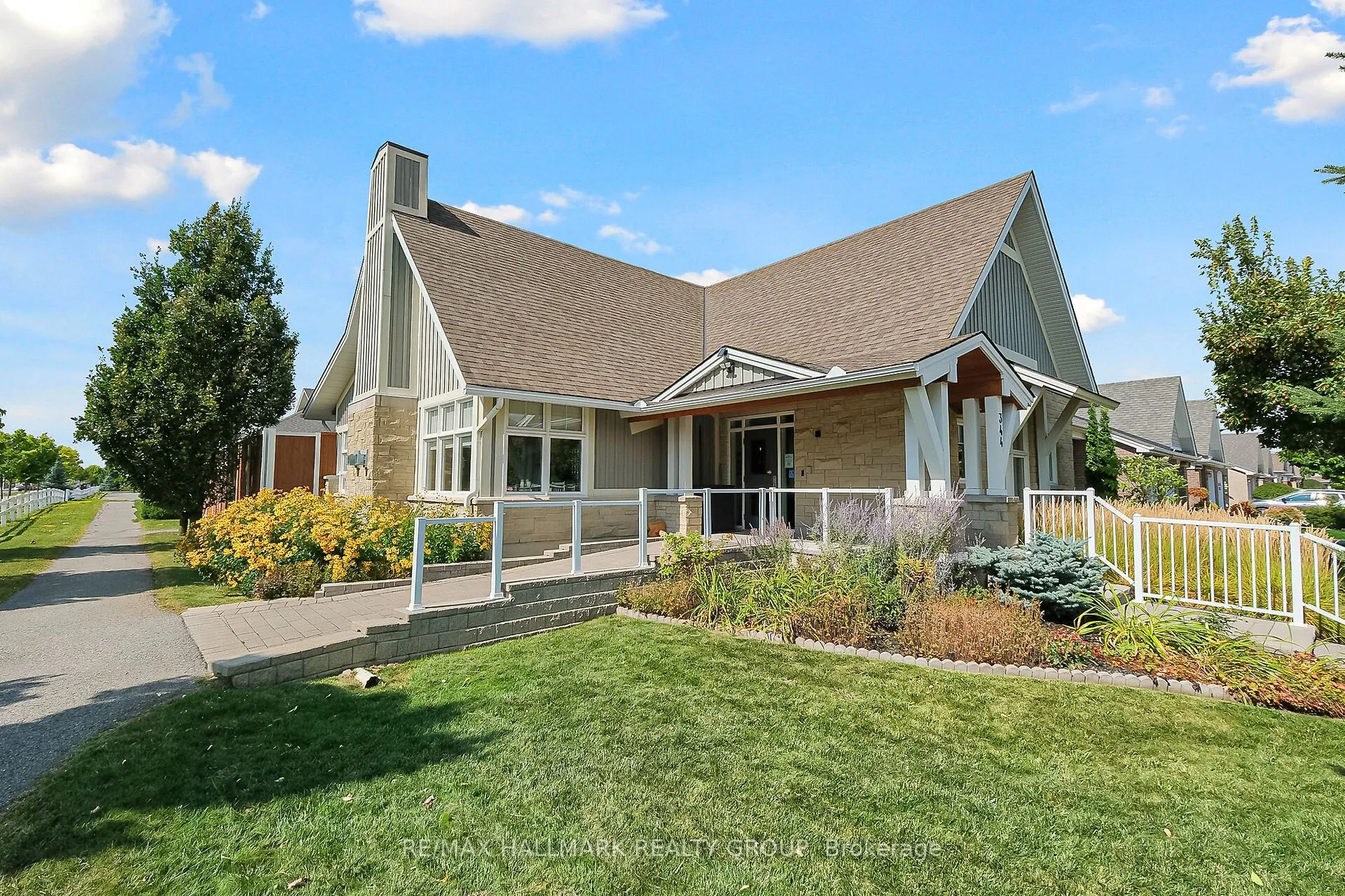 325 Farincourt Crescent