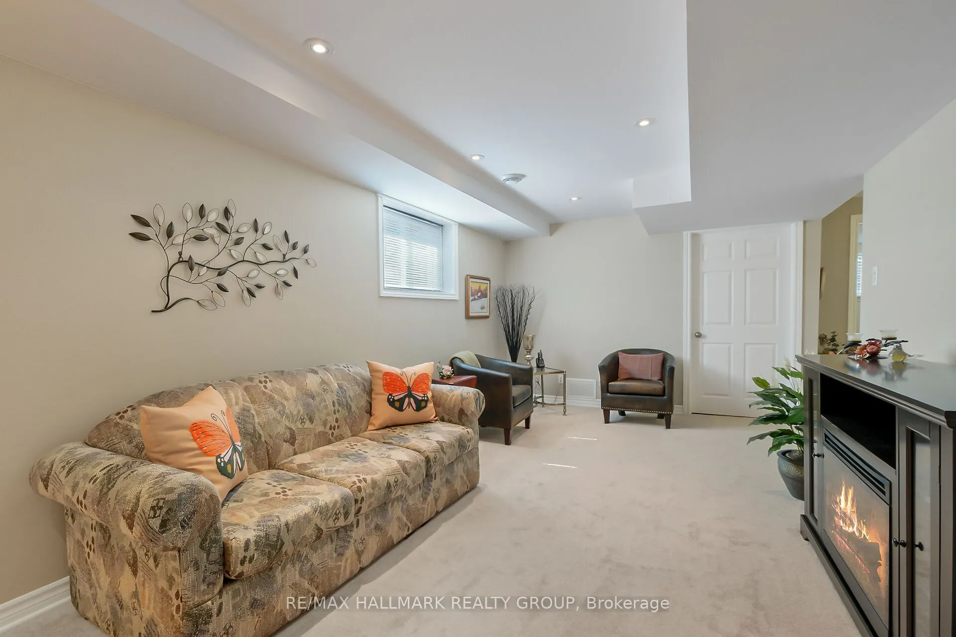 325 Farincourt Crescent