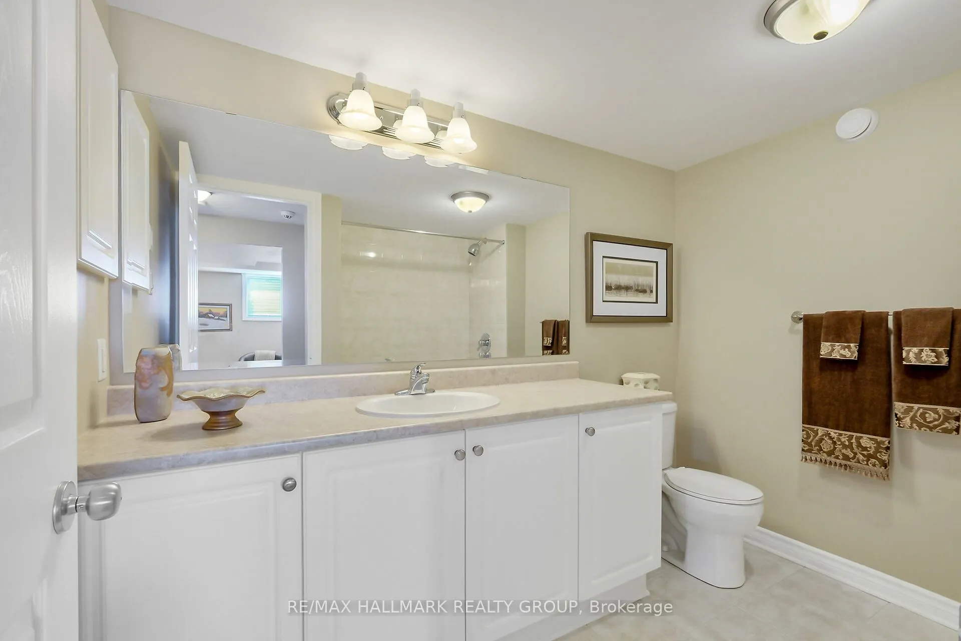 325 Farincourt Crescent