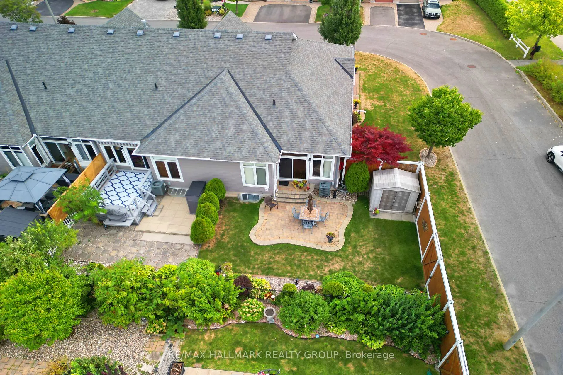 325 Farincourt Crescent