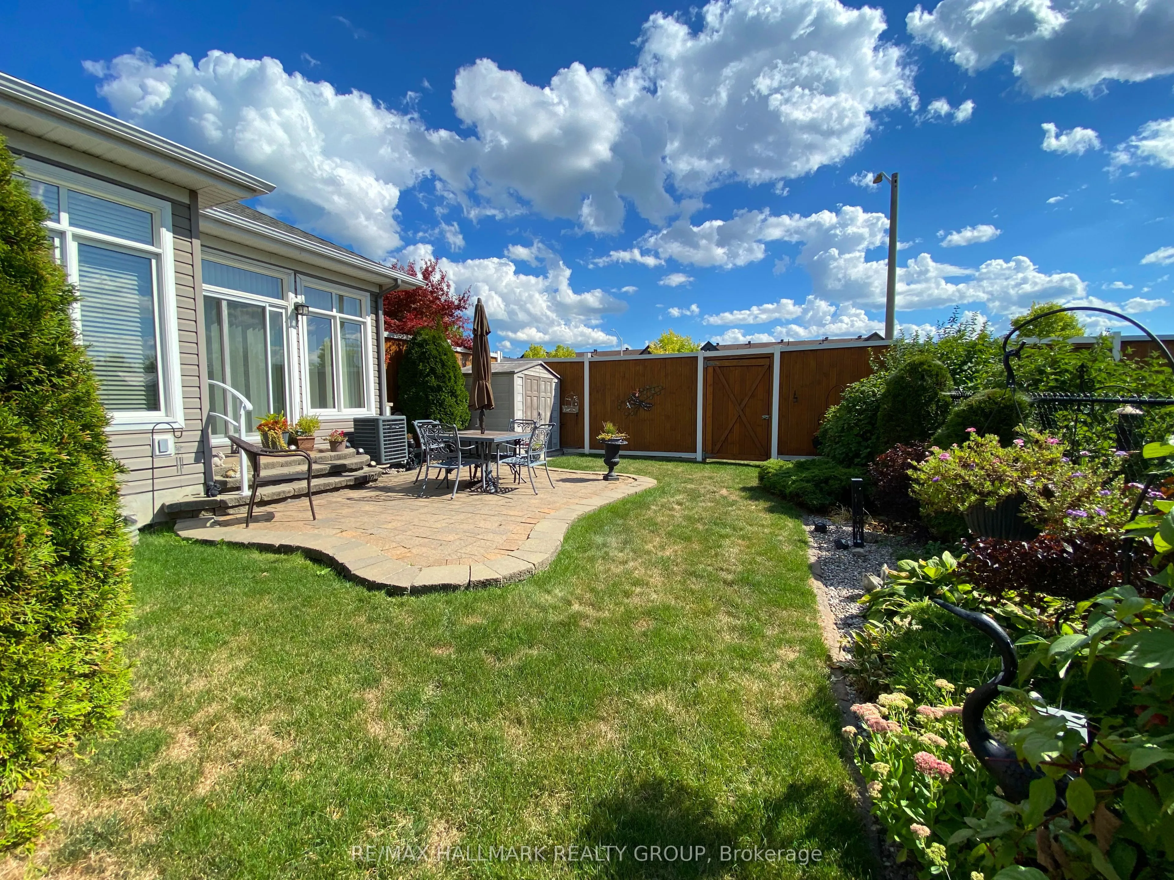 325 Farincourt Crescent