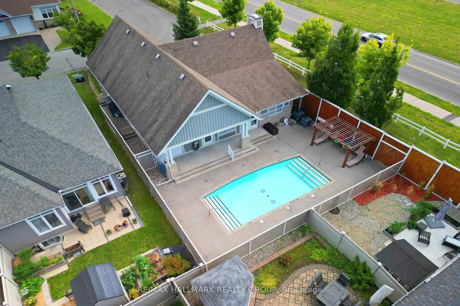 325 Farincourt Crescent