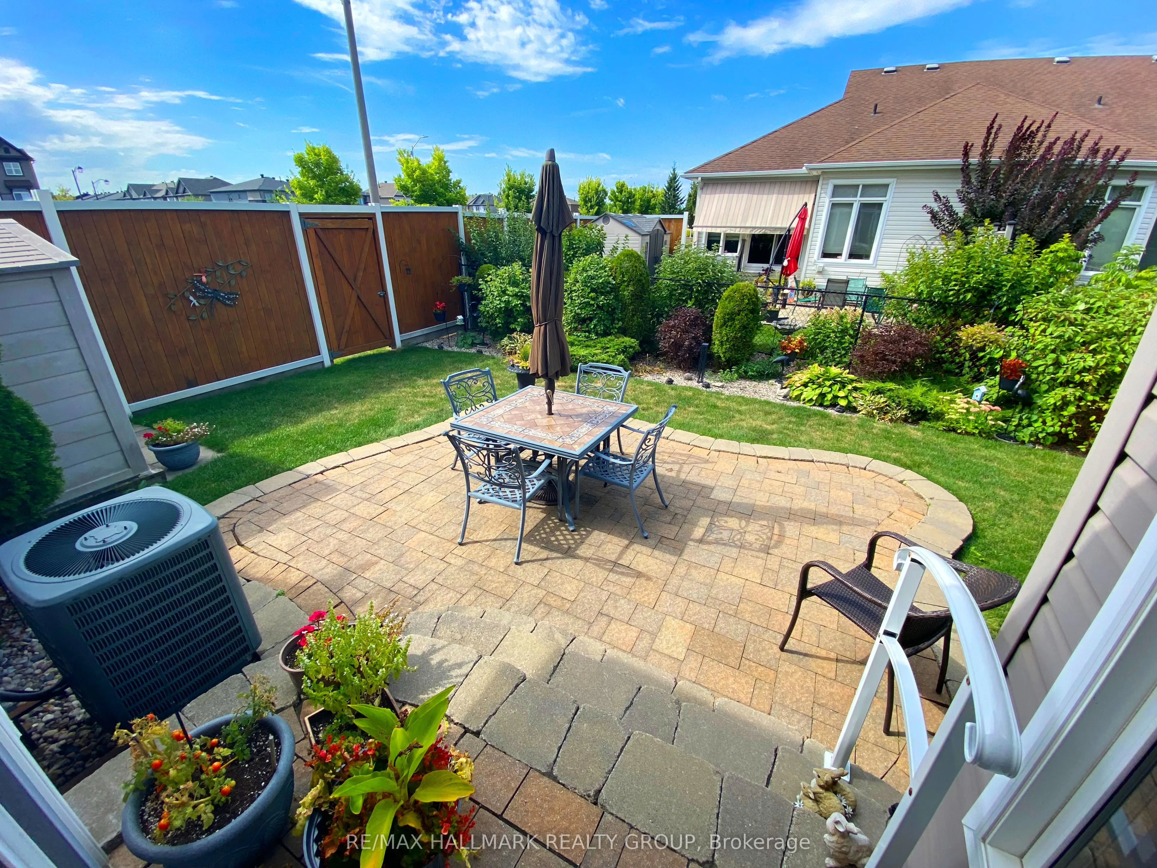 325 Farincourt Crescent