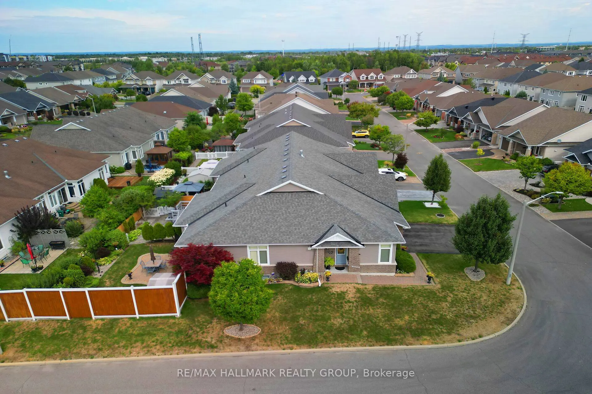 325 Farincourt Crescent