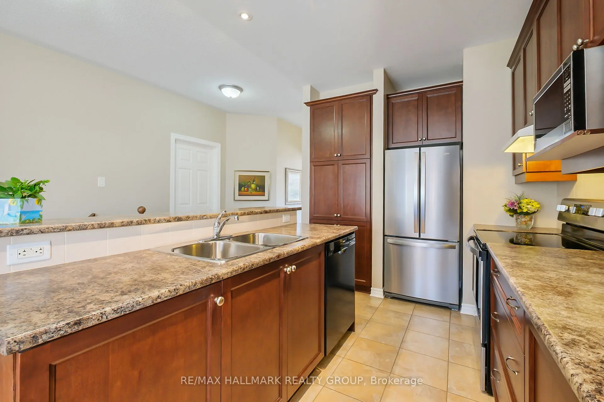 325 Farincourt Crescent