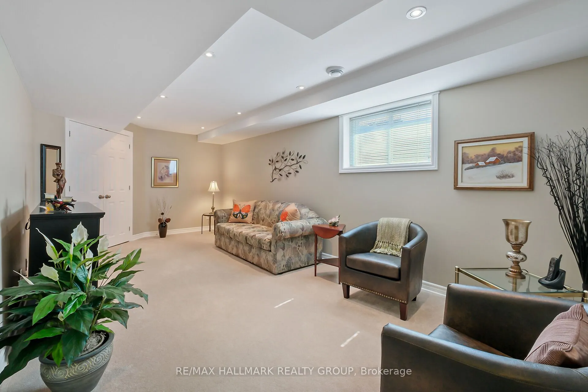 325 Farincourt Crescent