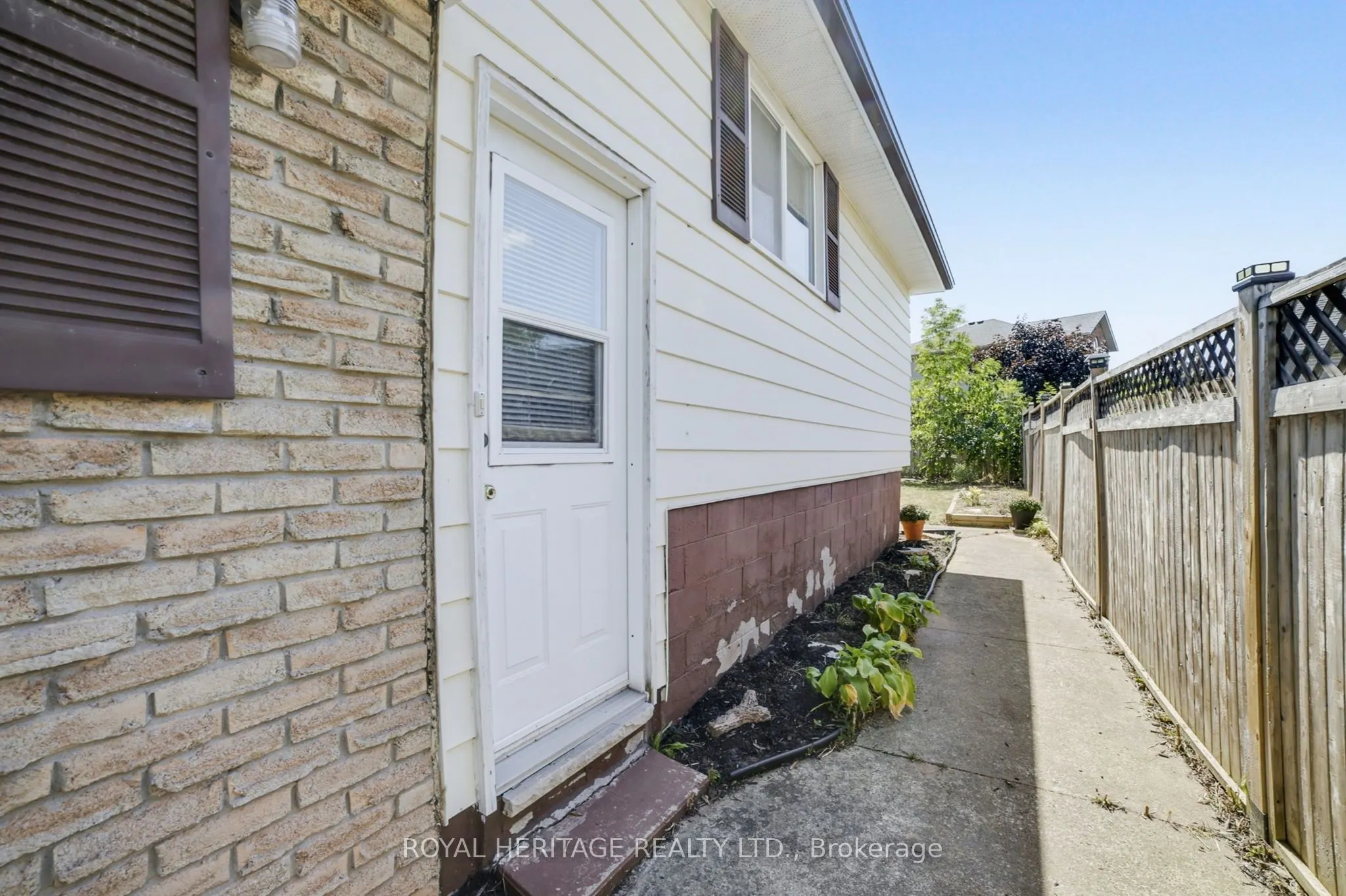 61 1/2 Eastbury Drive
