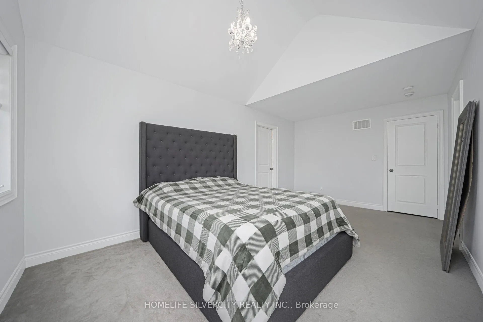 8 Mitchell Crescent