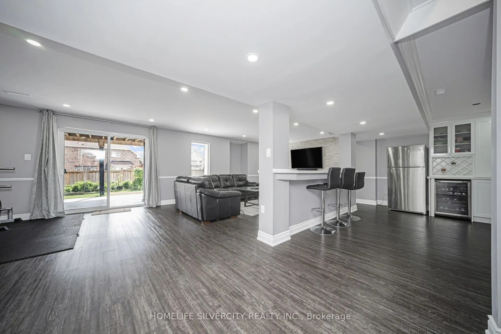 8 Mitchell Crescent
