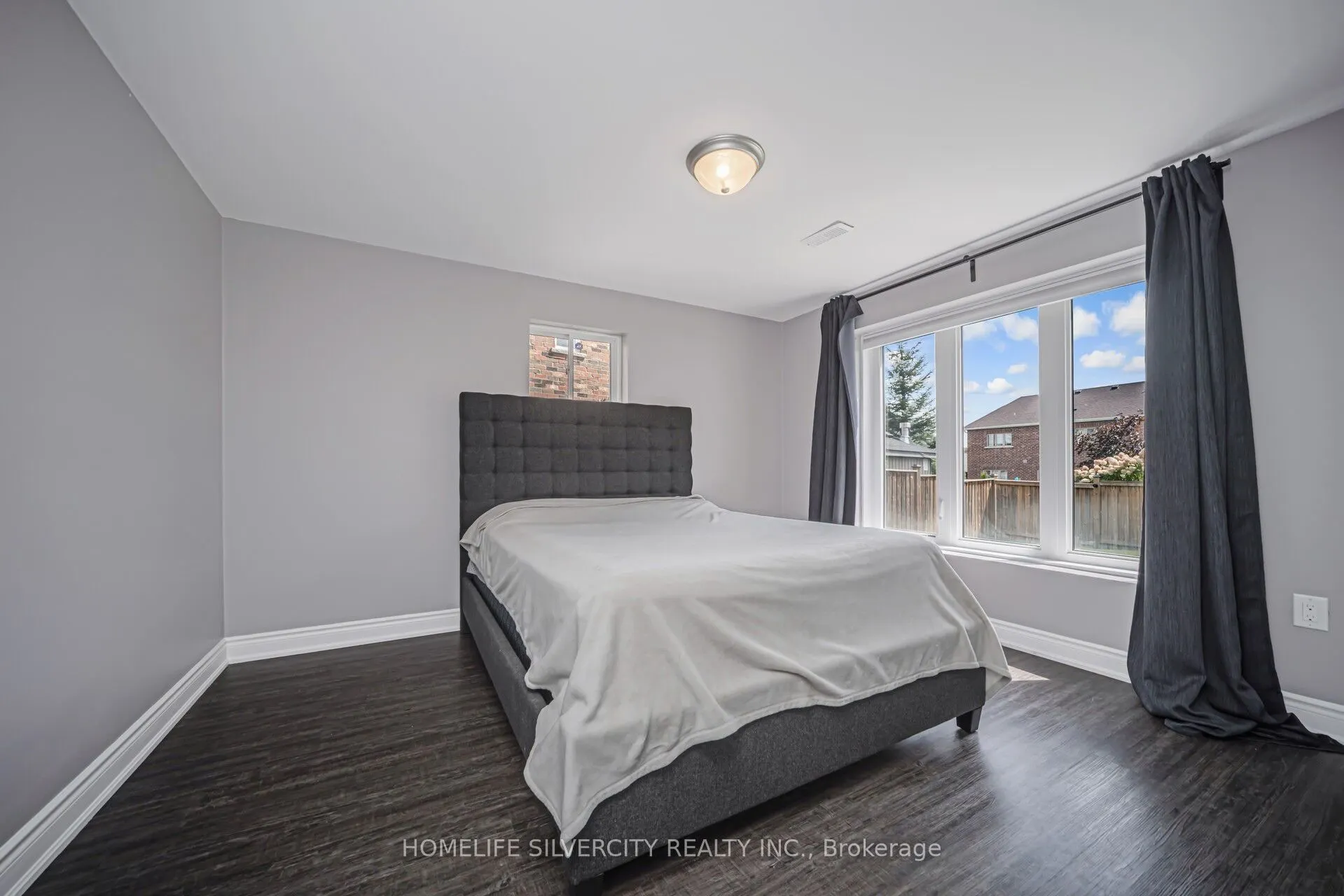 8 Mitchell Crescent