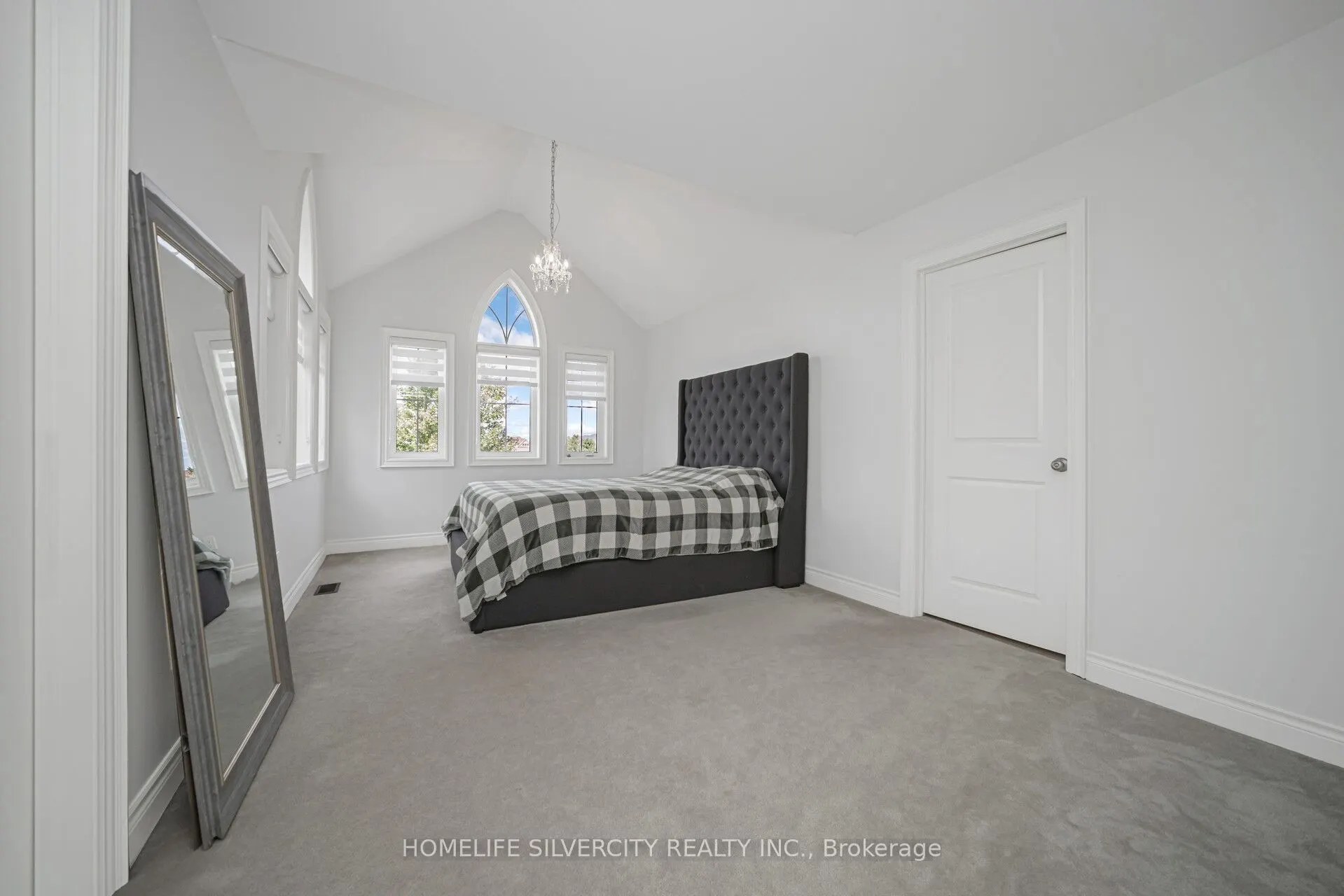 8 Mitchell Crescent